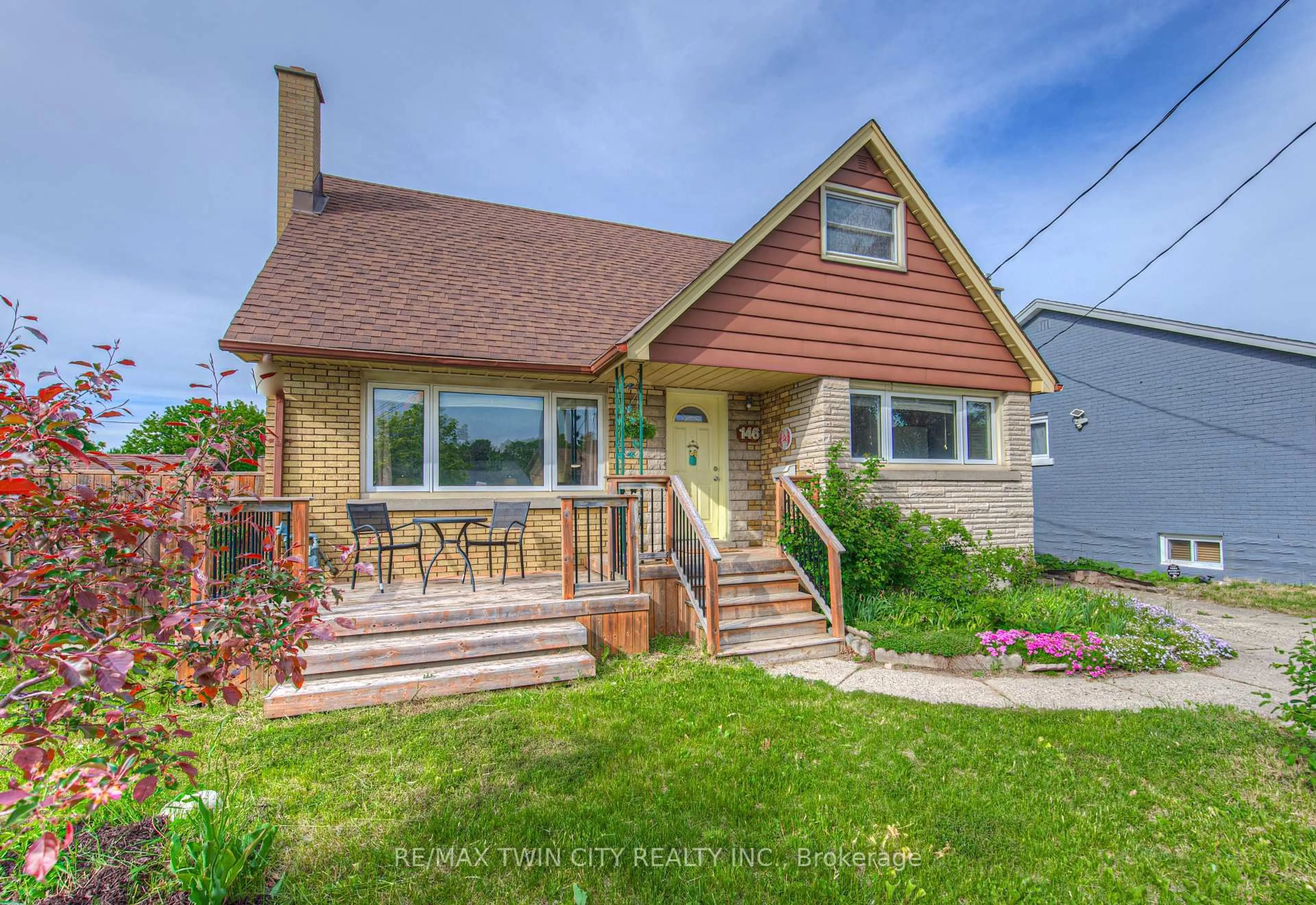 Home with vinyl exterior material, street for 146 Wilson Ave, Kitchener Ontario N2C 1H1