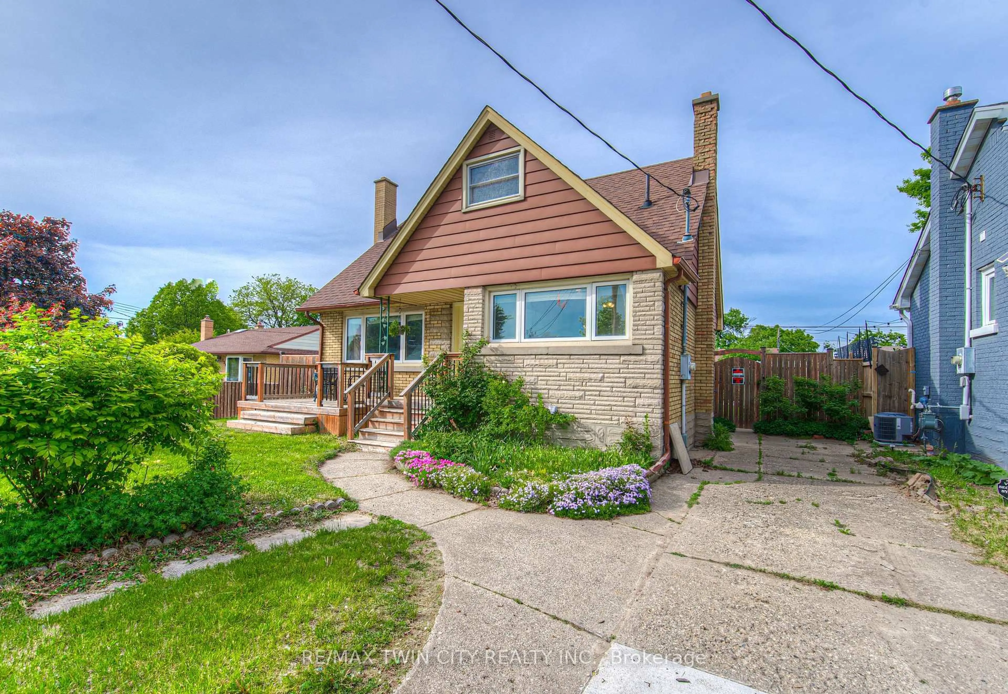 A pic from outside/outdoor area/front of a property/back of a property/a pic from drone, street for 146 Wilson Ave, Kitchener Ontario N2C 1H1