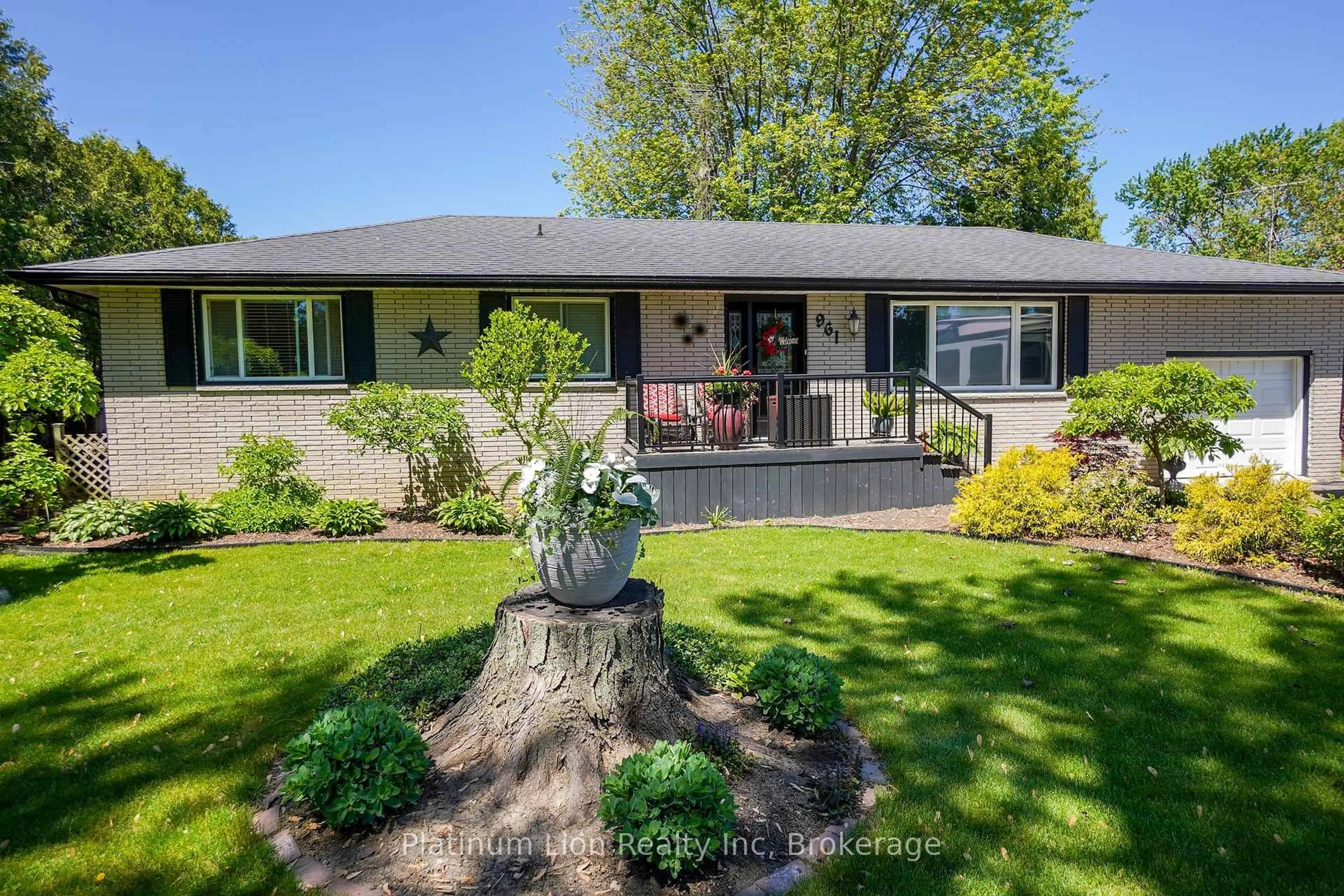 A pic from outside/outdoor area/front of a property/back of a property/a pic from drone, unknown for 961 Hale St, Lakeshore Ontario N0R 1N0