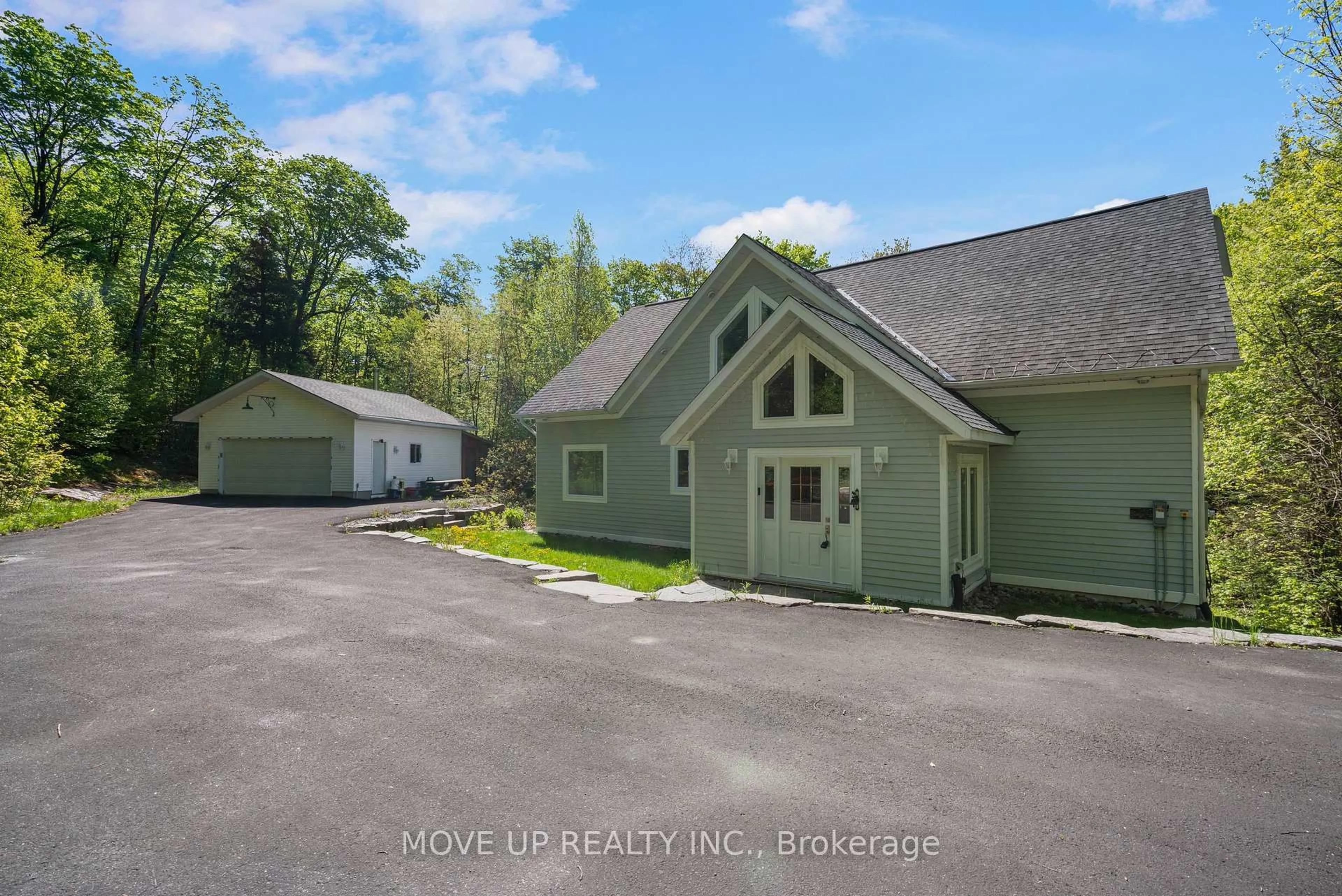 A pic from outside/outdoor area/front of a property/back of a property/a pic from drone, mountain view for 1884 BRUNEL Rd, Huntsville Ontario P1H 2J3
