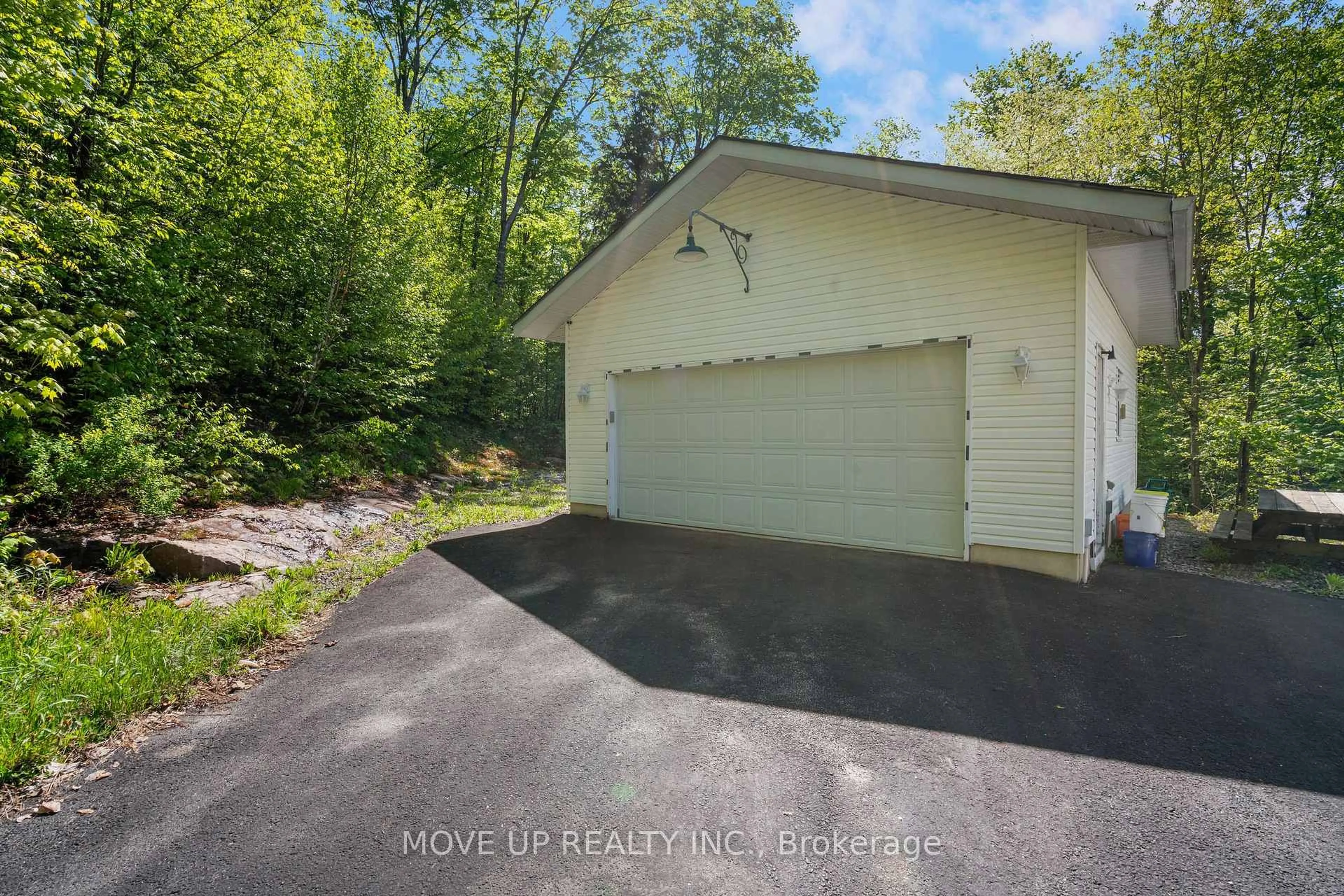 Indoor garage for 1884 BRUNEL Rd, Huntsville Ontario P1H 2J3