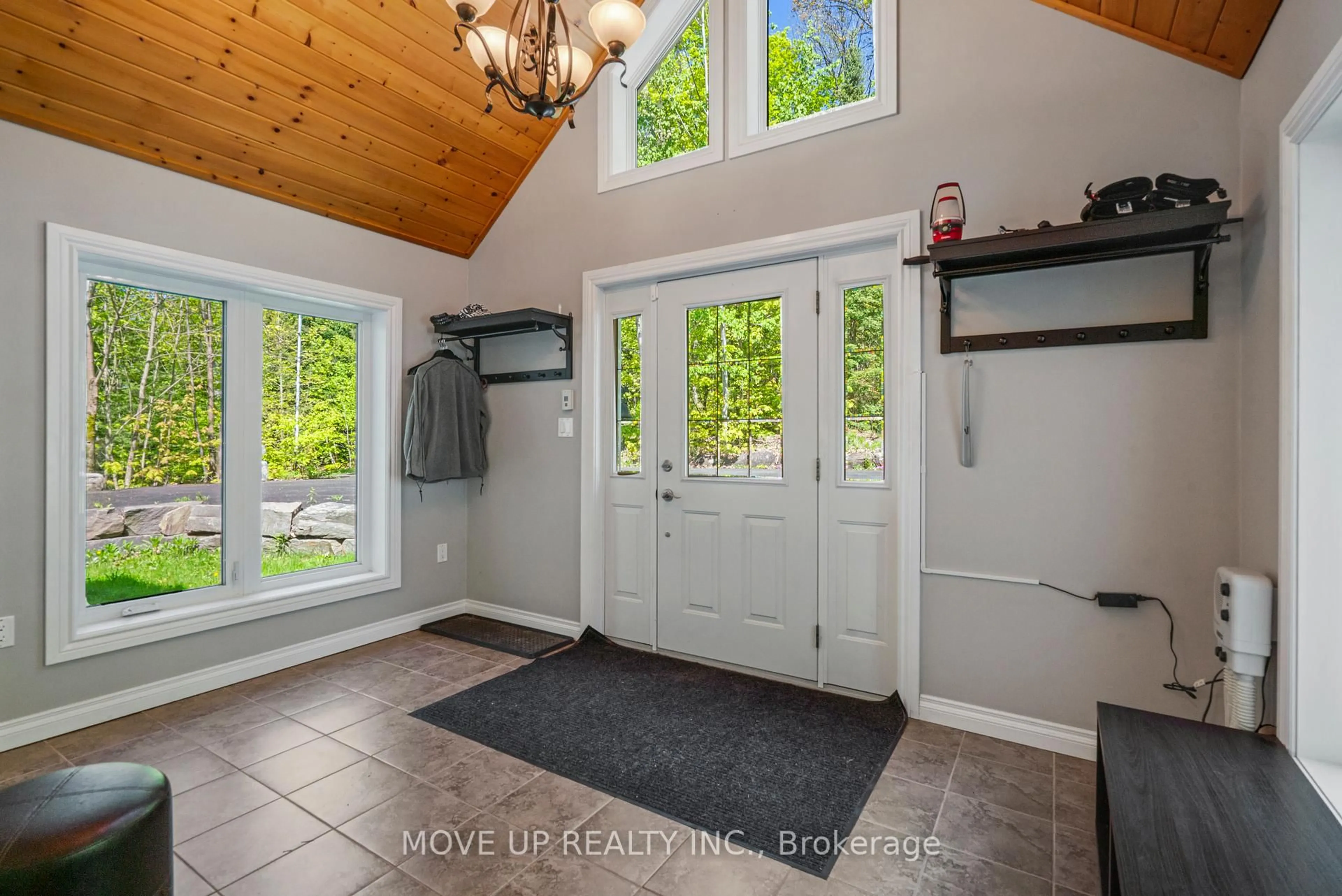 Indoor entryway for 1884 BRUNEL Rd, Huntsville Ontario P1H 2J3