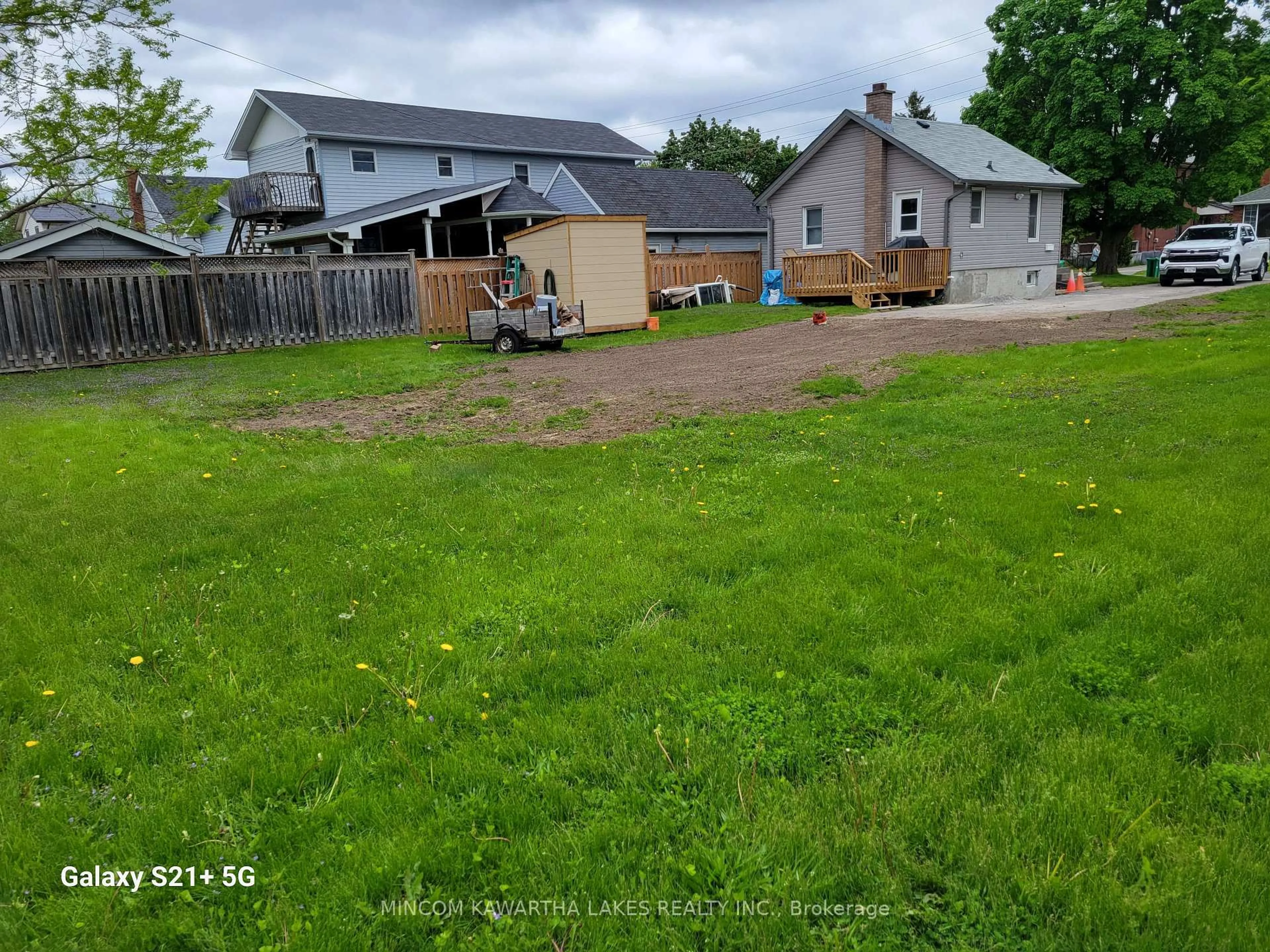 A pic from outside/outdoor area/front of a property/back of a property/a pic from drone, street for 889 Western Ave, Peterborough Central Ontario K9J 5W1