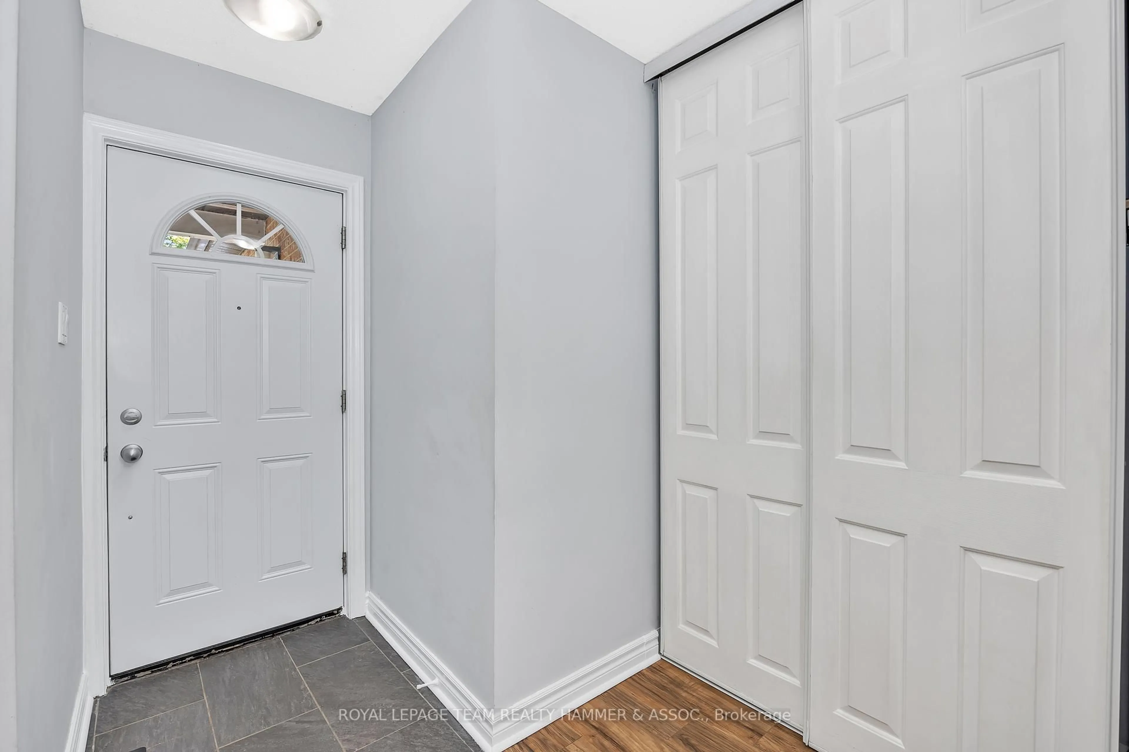 Indoor entryway for 217 Equestrian Dr, Ottawa Ontario K2M 1A5