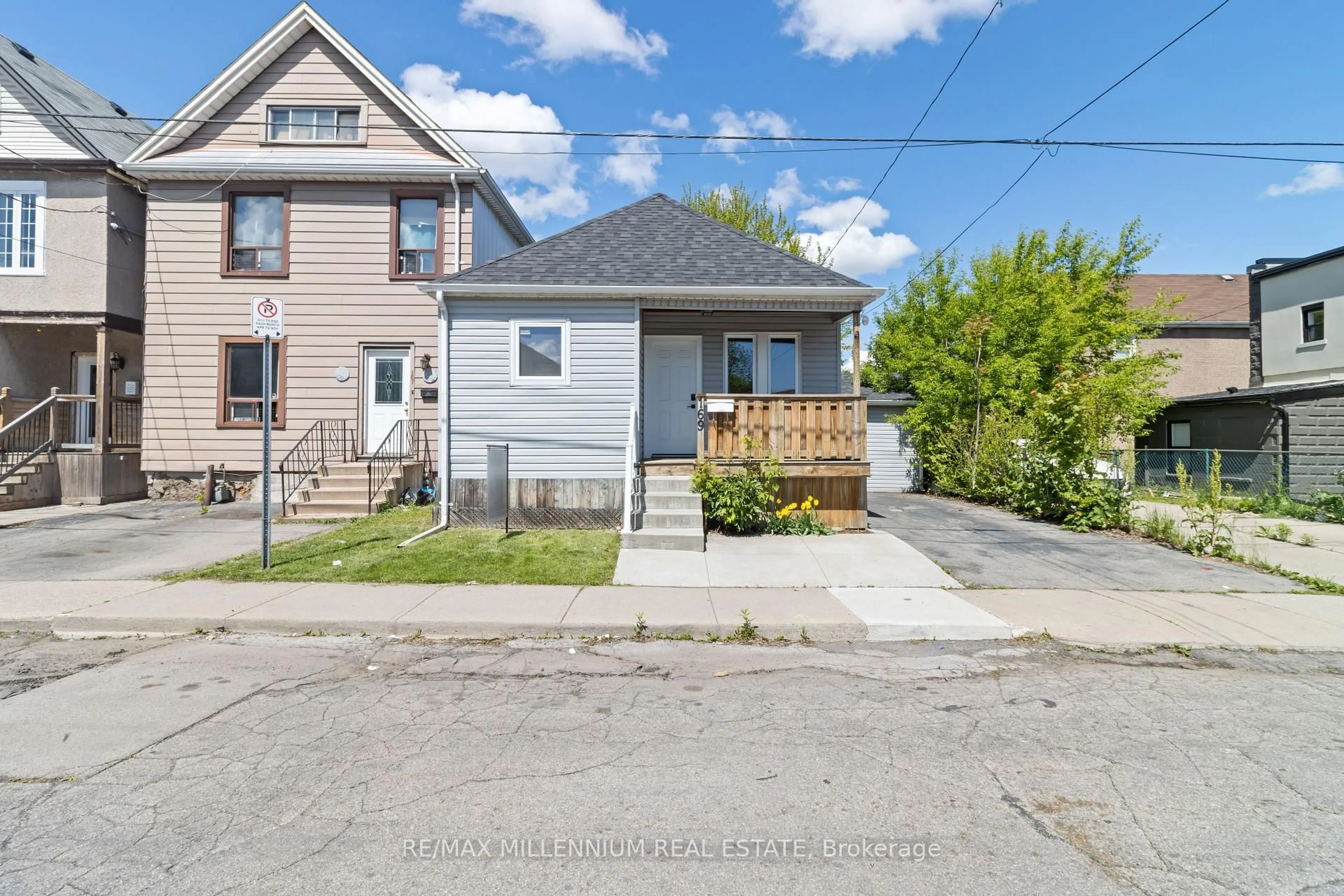 A pic from outside/outdoor area/front of a property/back of a property/a pic from drone, street for 169 London St, Hamilton Ontario L8H 4B9