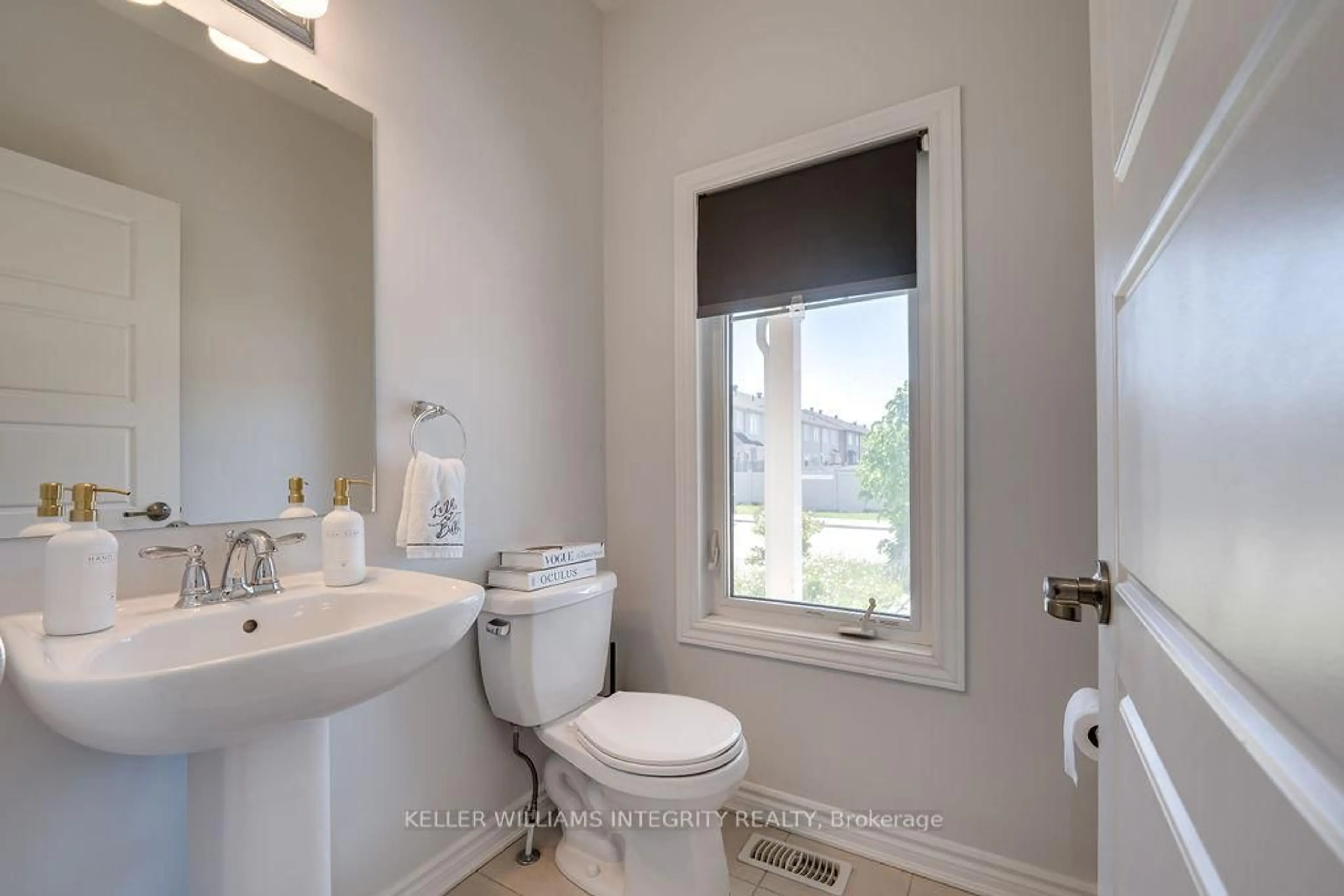 Standard bathroom, ceramic/tile floor for 602 Monardia Way, Ottawa Ontario K4A 1C8
