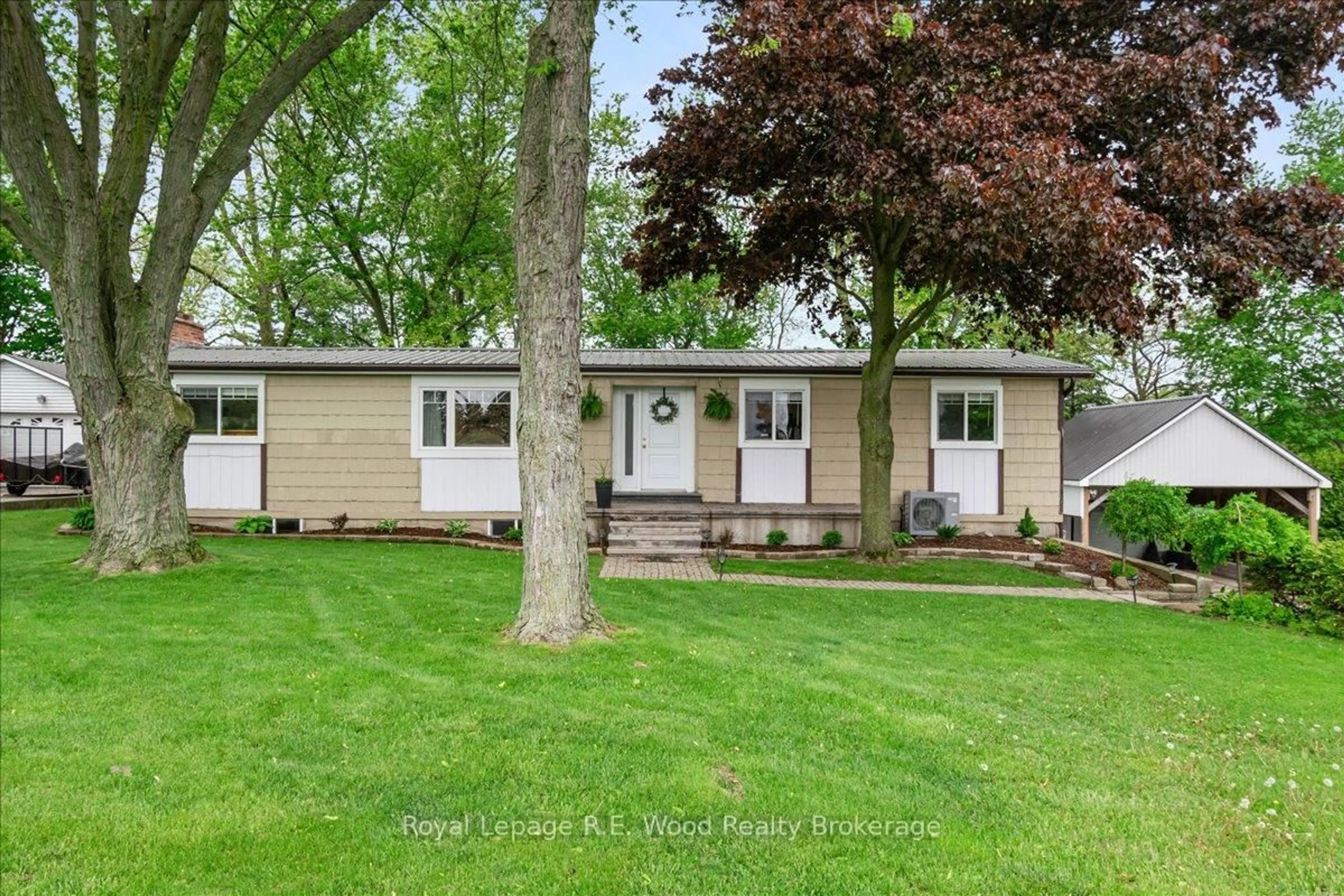 Home with vinyl exterior material, street for 432407 ZENDA Line, South-West Oxford Ontario N4G 4G8