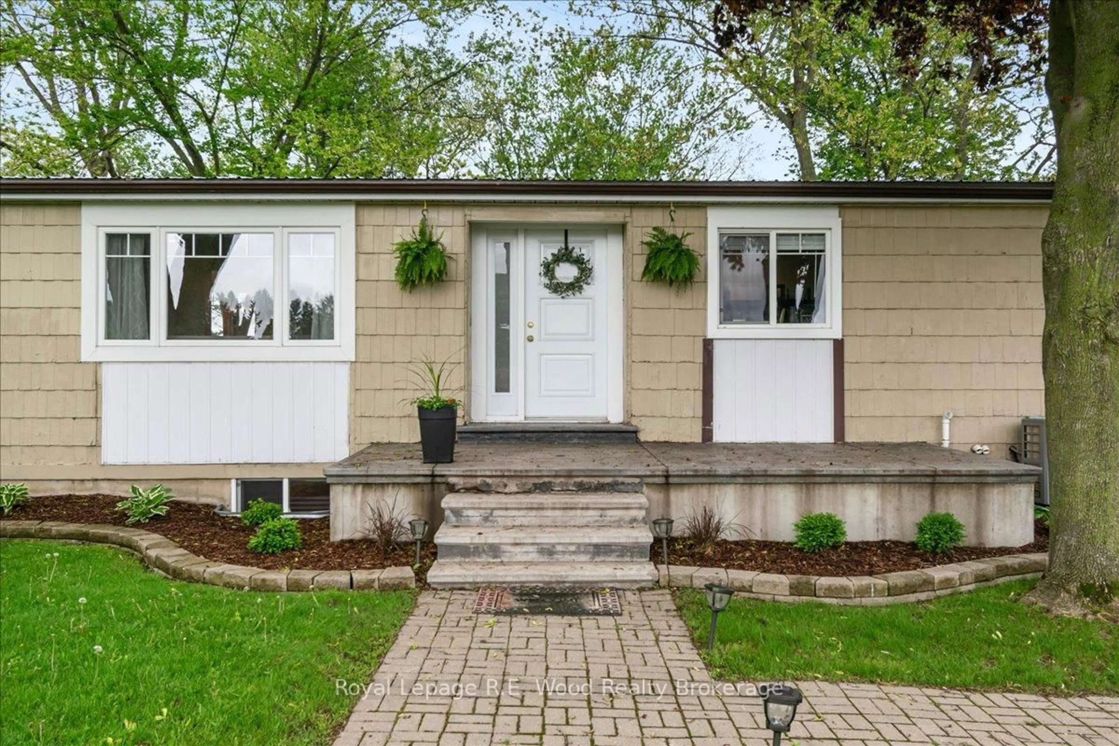 Home with vinyl exterior material, street for 432407 ZENDA Line, South-West Oxford Ontario N4G 4G8