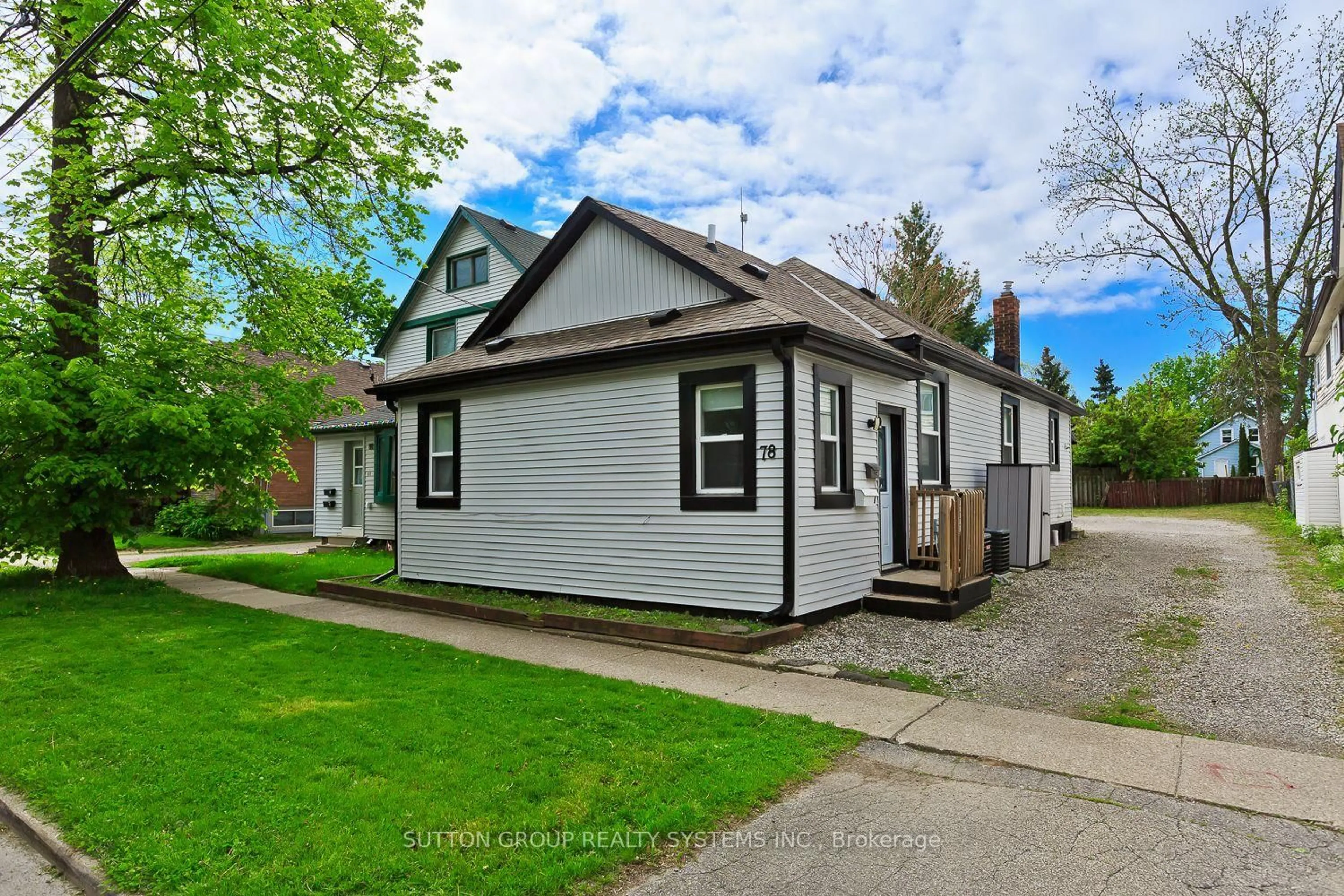 Home with vinyl exterior material, street for 78 Albert St, St. Catharines Ontario L2R 2H1