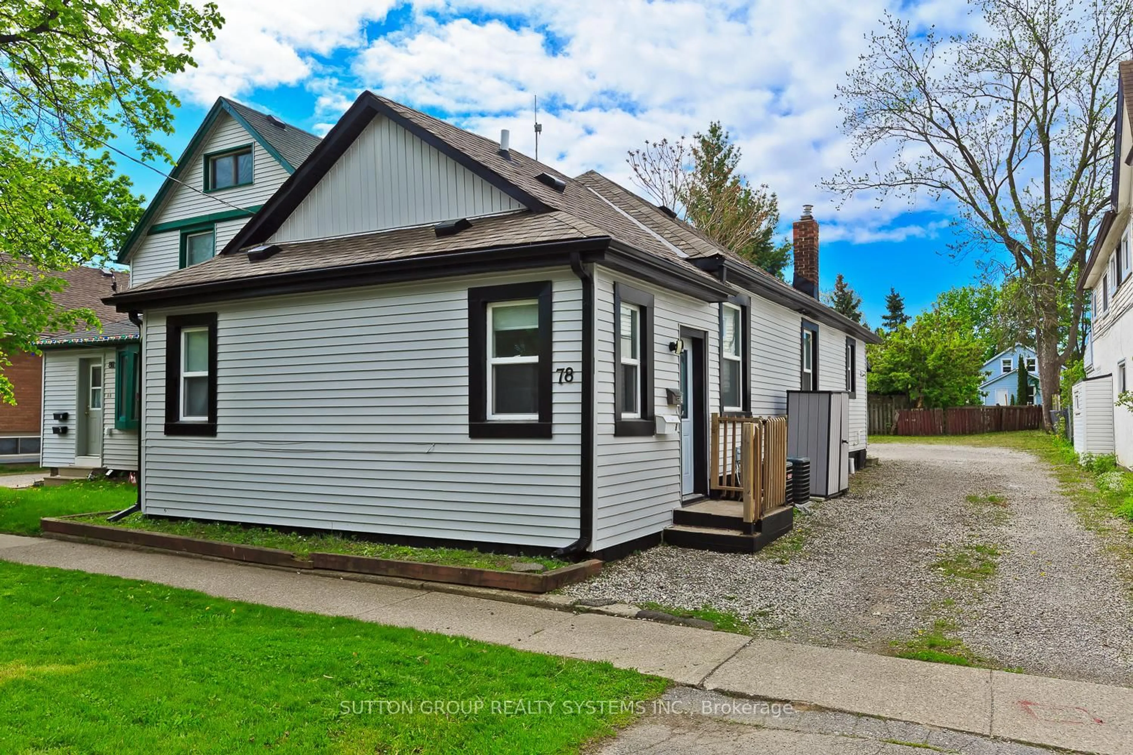 Home with vinyl exterior material, street for 78 Albert St, St. Catharines Ontario L2R 2H1