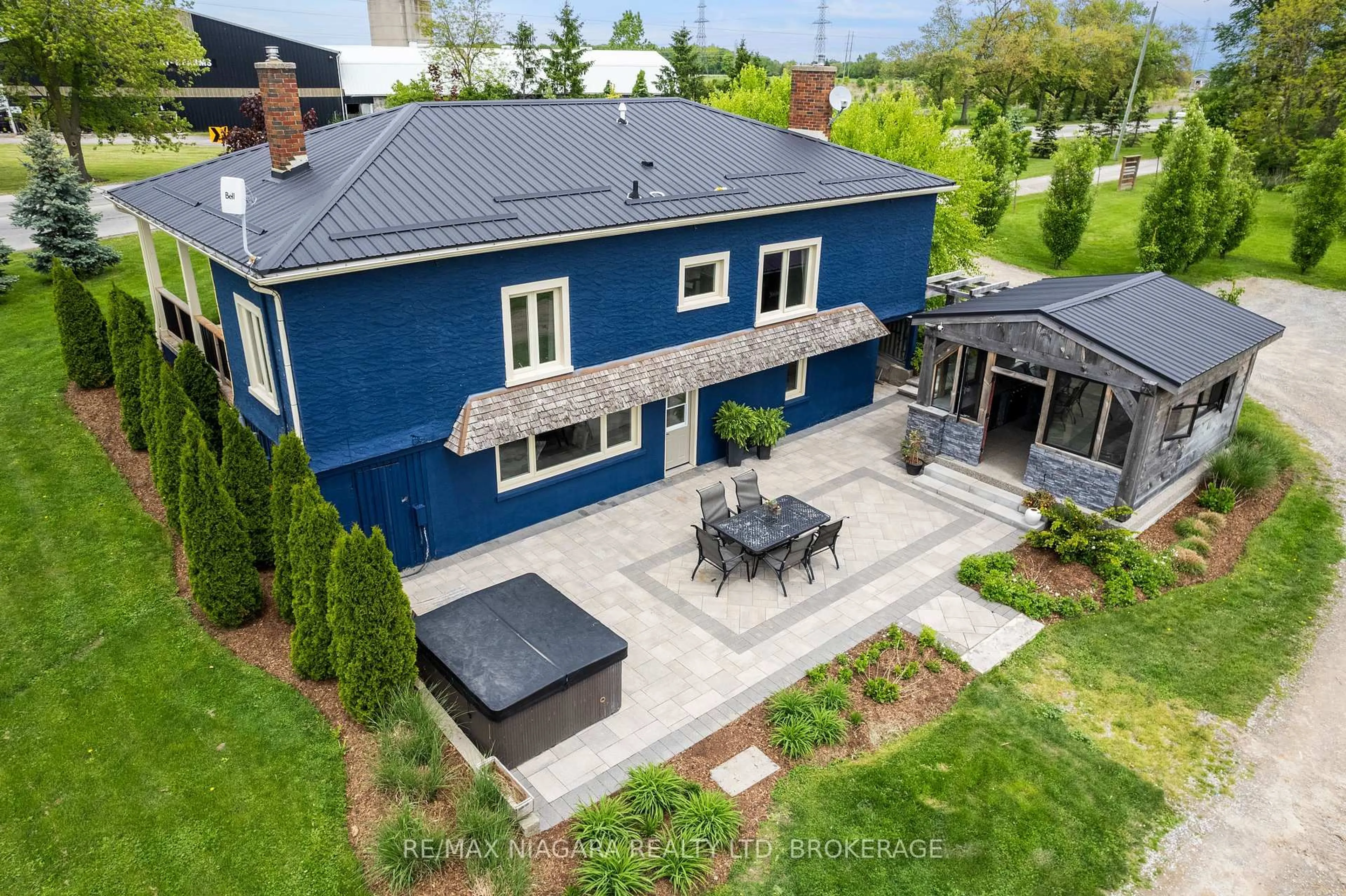 A pic from outside/outdoor area/front of a property/back of a property/a pic from drone, street for 2636 Merrittville Highway, Thorold Ontario L0S 1E6