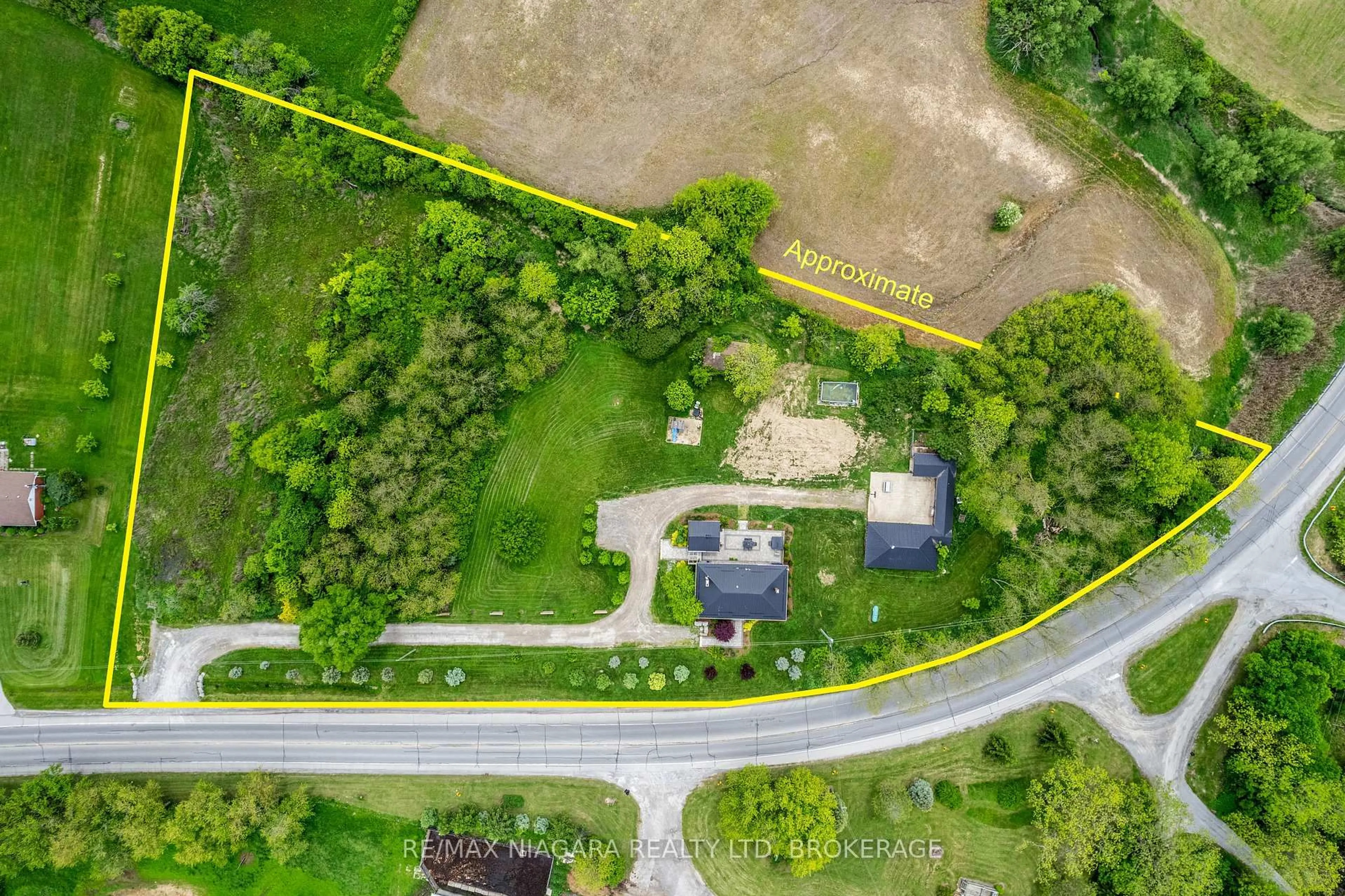 A pic from outside/outdoor area/front of a property/back of a property/a pic from drone, street for 2636 Merrittville Highway, Thorold Ontario L0S 1E6