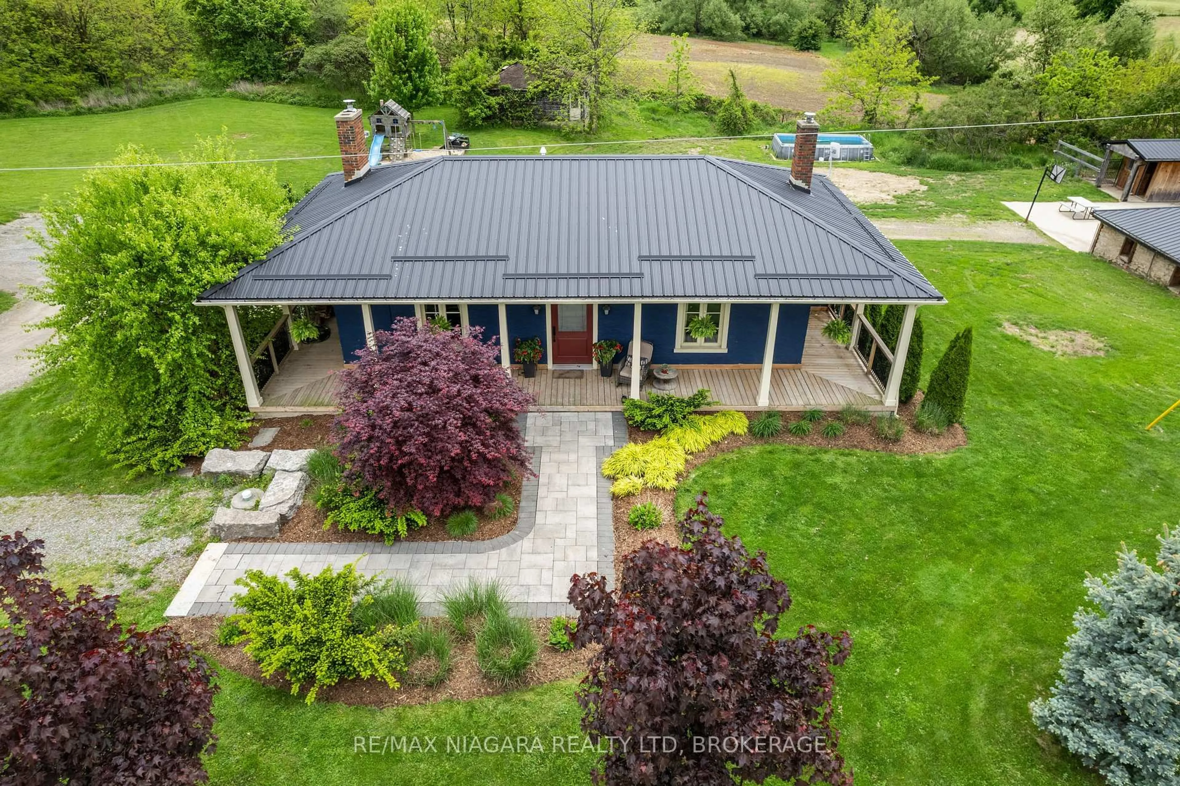 A pic from outside/outdoor area/front of a property/back of a property/a pic from drone, building for 2636 Merrittville Highway, Thorold Ontario L0S 1E6