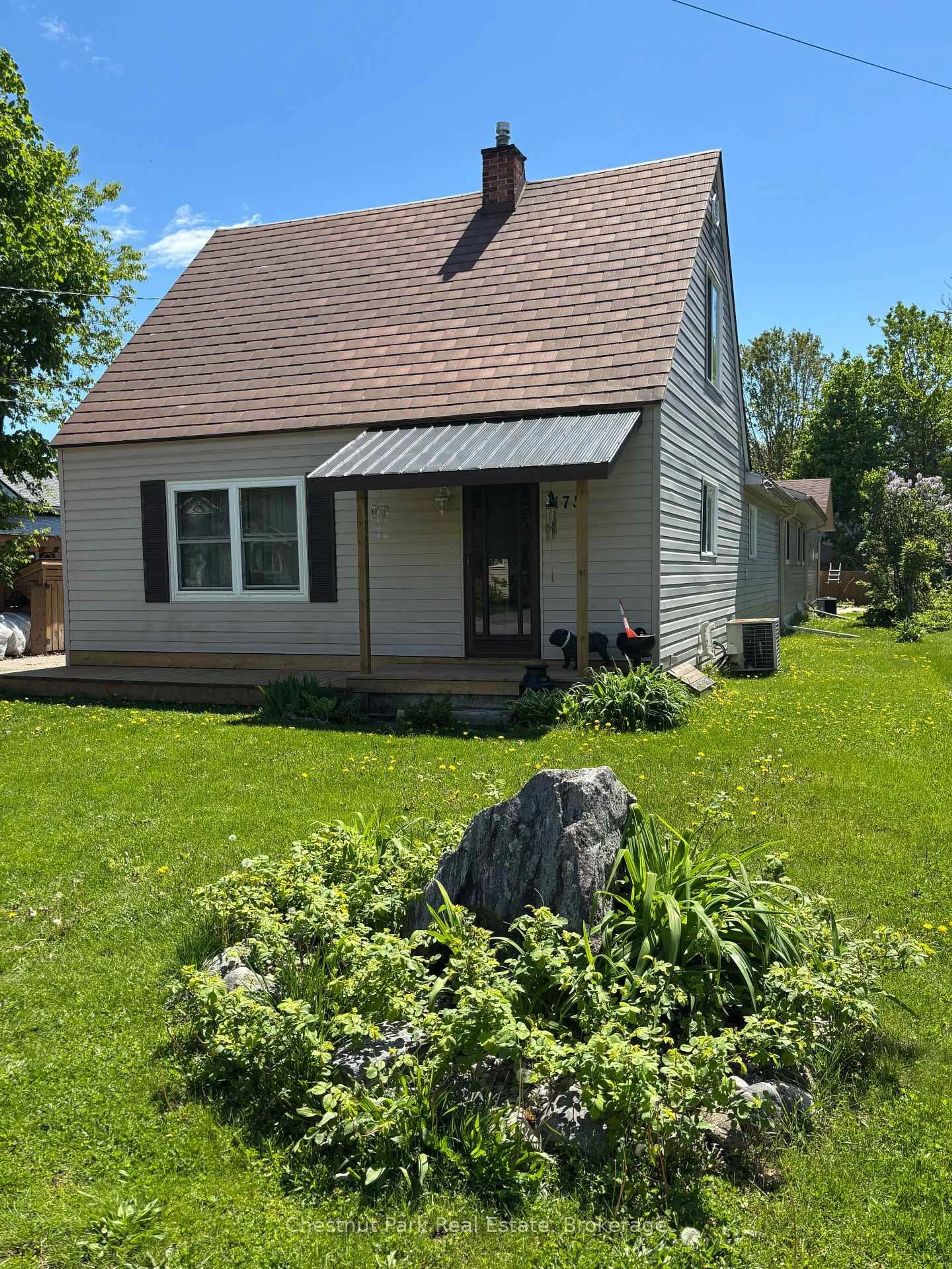 Home with vinyl exterior material, street for 175 Crescent Dr, Gravenhurst Ontario P1P 1L4