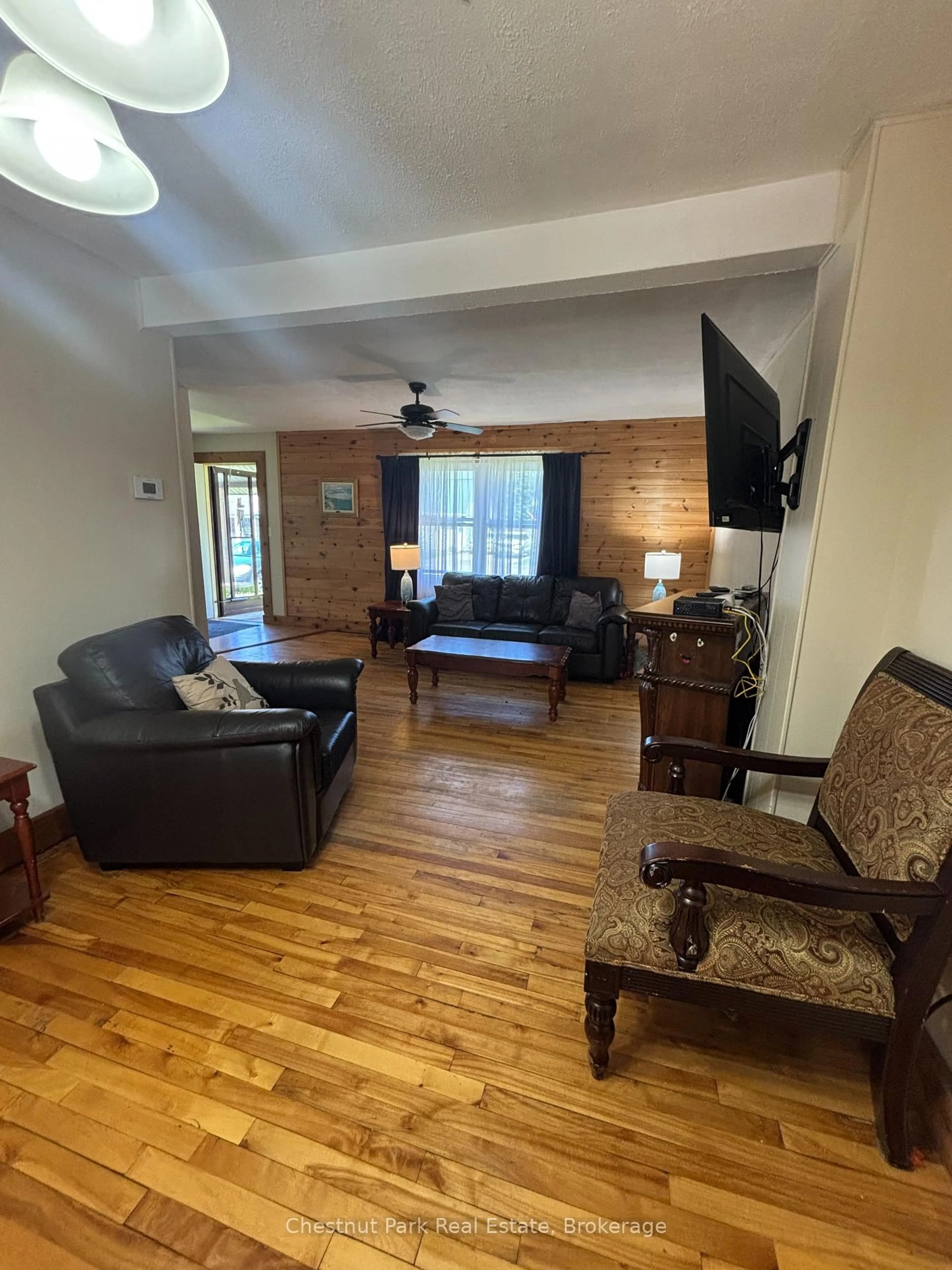 Living room with furniture, wood/laminate floor for 175 Crescent Dr, Gravenhurst Ontario P1P 1L4