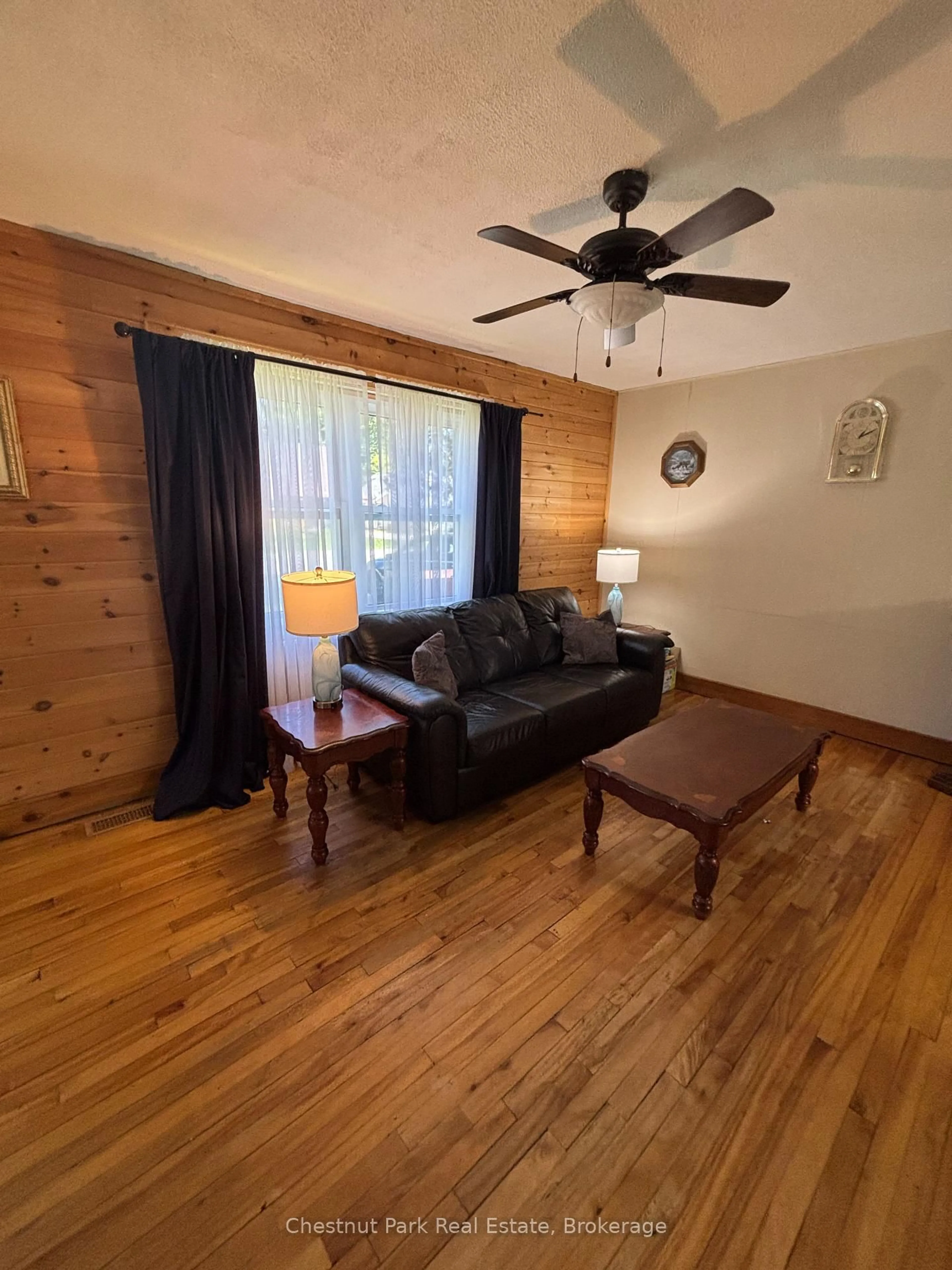 Living room with furniture, wood/laminate floor for 175 Crescent Dr, Gravenhurst Ontario P1P 1L4