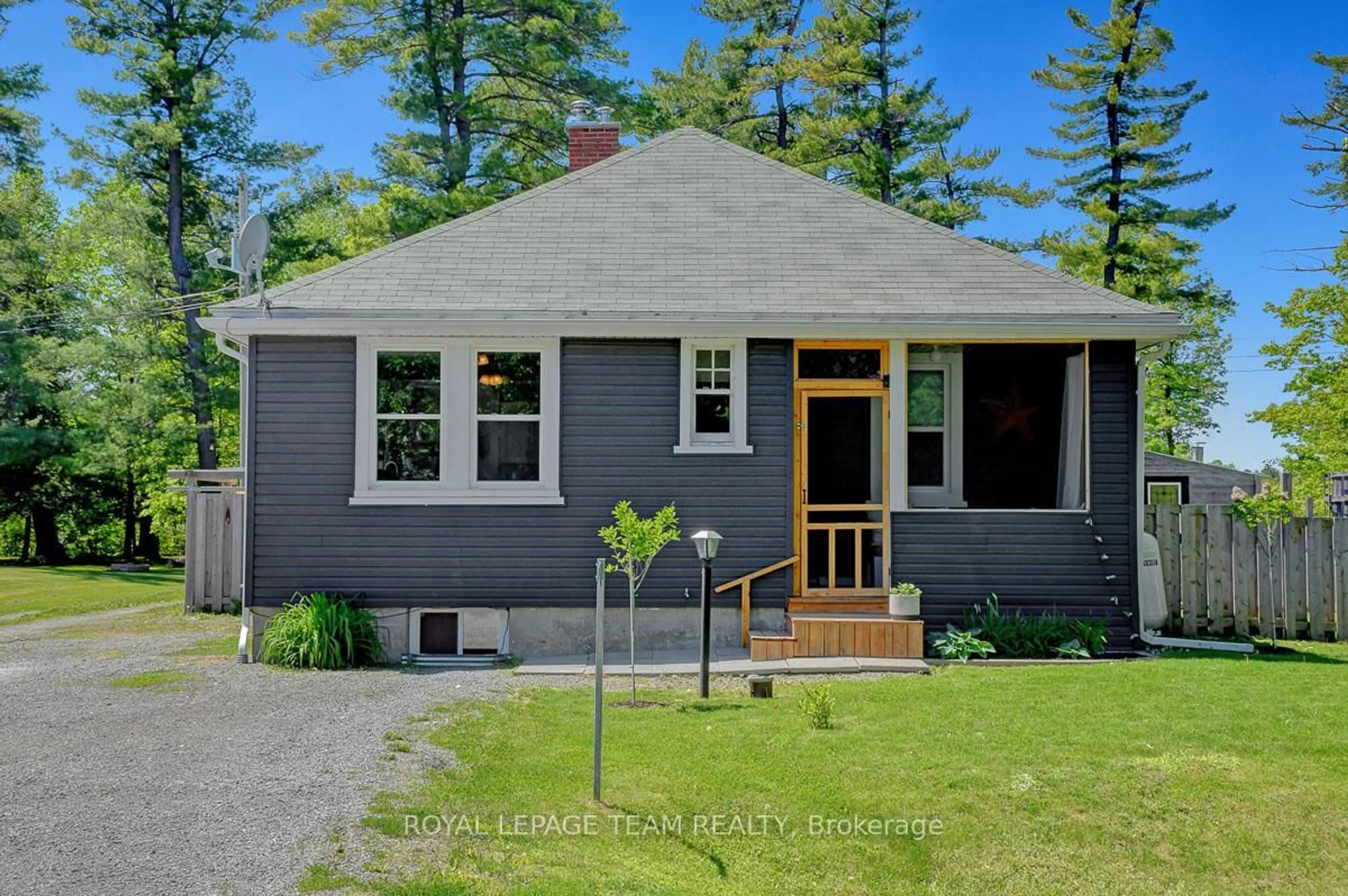 Home with vinyl exterior material, street for 115 Ward Crt, Fitzroy Harbour Ontario K0A 1X0