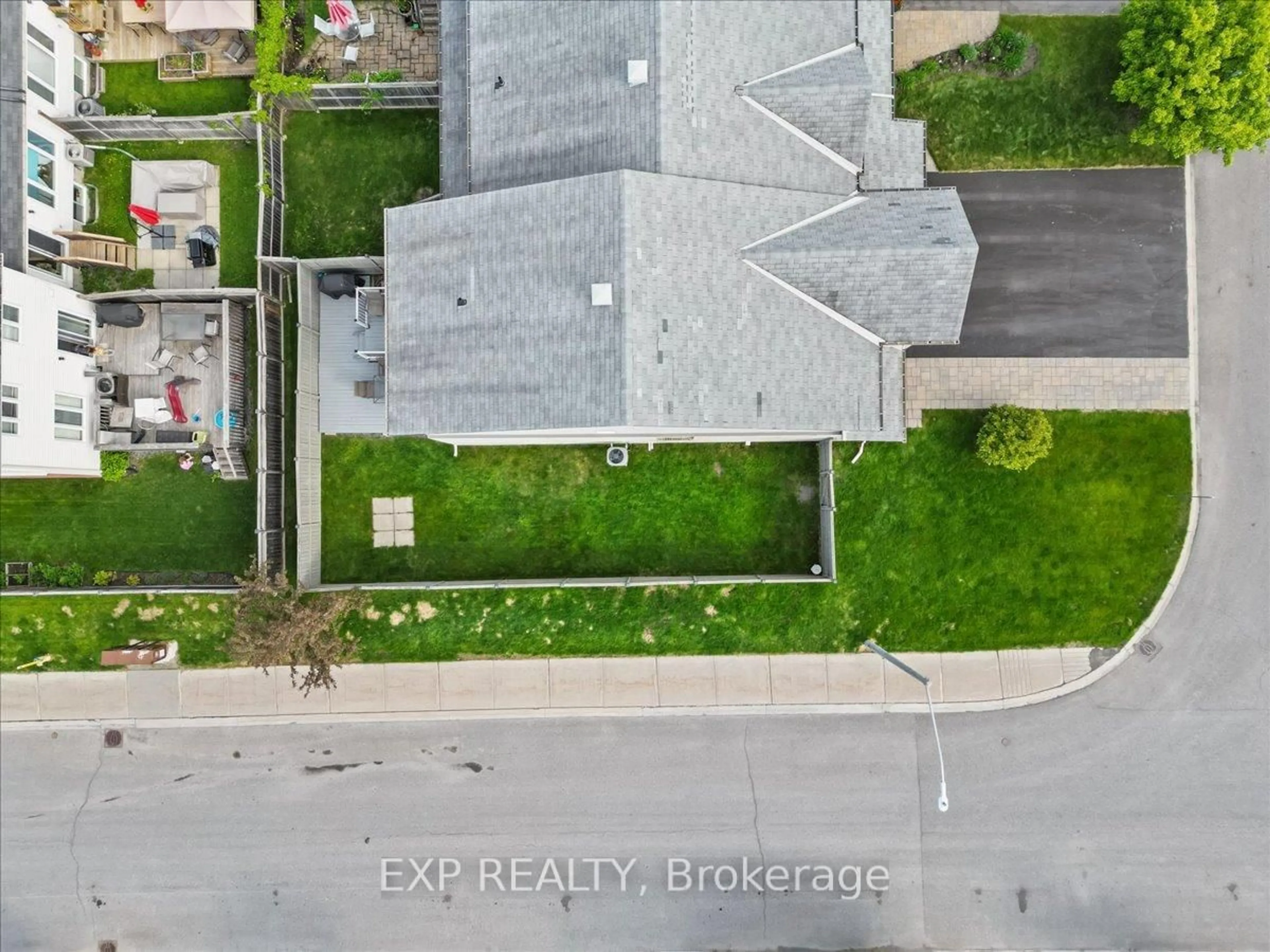 A pic from outside/outdoor area/front of a property/back of a property/a pic from drone, street for 254 Arrita St, Ottawa Ontario K2S 0J3