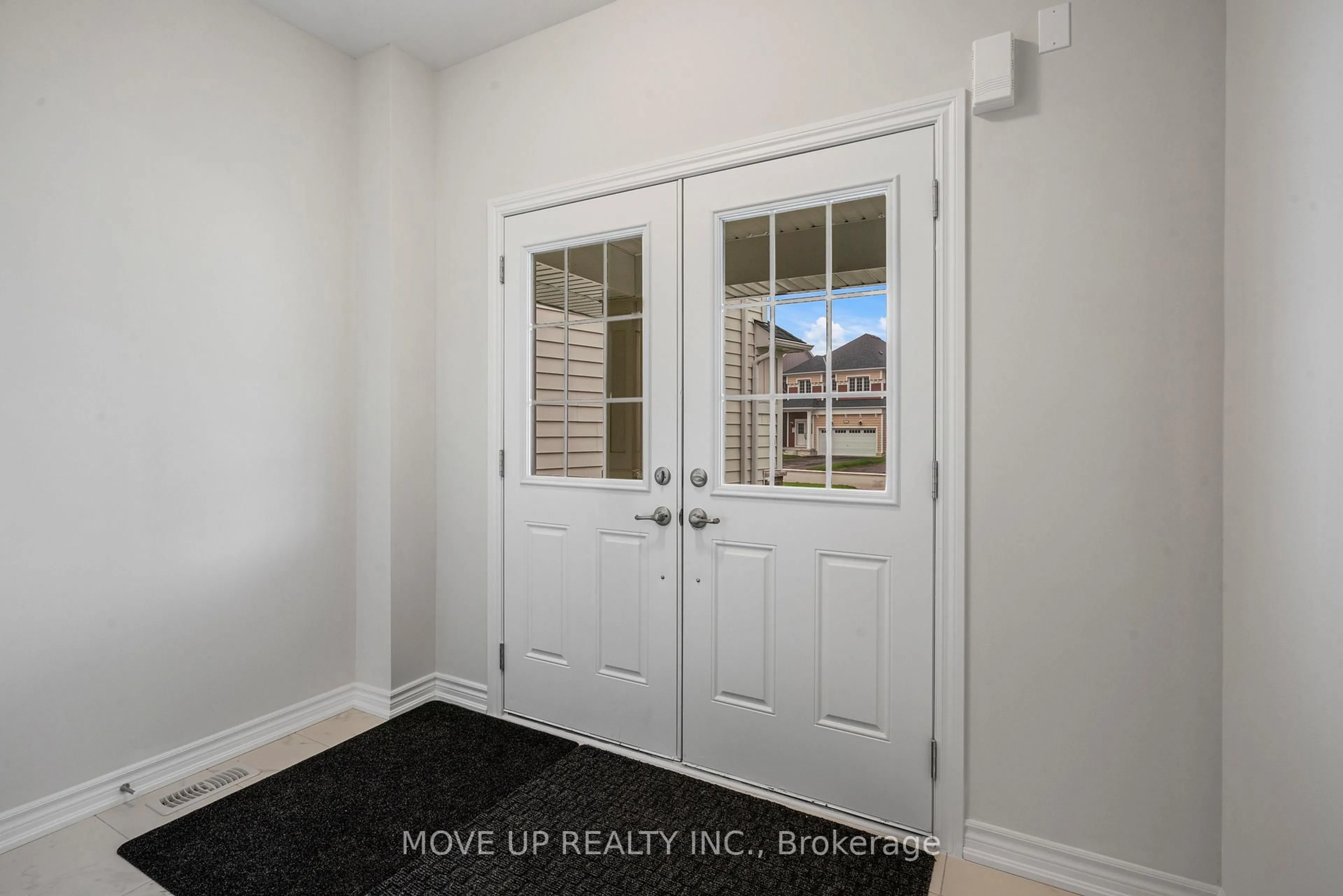 Indoor entryway for 365 Beechwood Forest Lane, Gravenhurst Ontario P1P 0H8