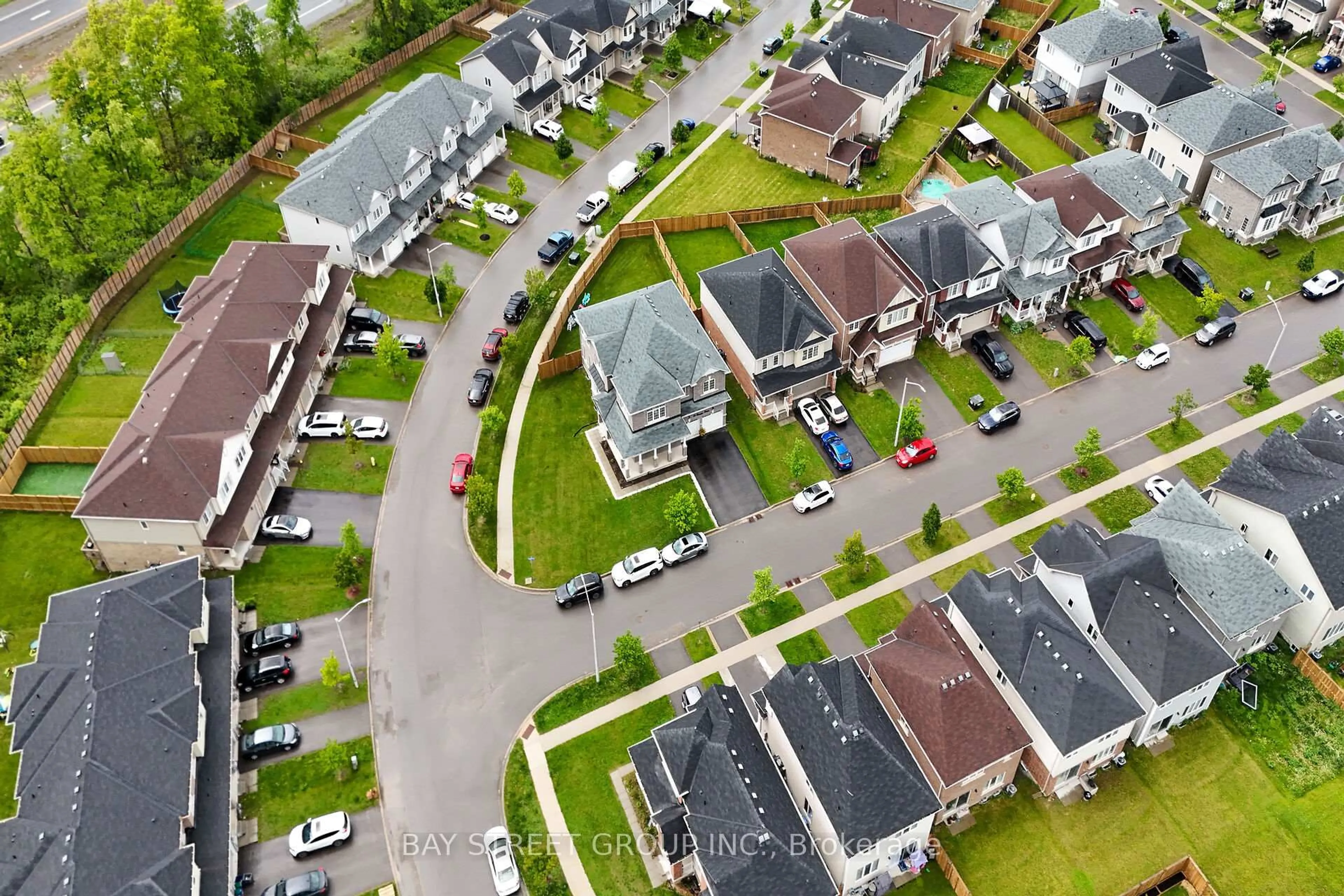 A pic from outside/outdoor area/front of a property/back of a property/a pic from drone, street for 19 Froggy Dr, Thorold Ontario L9B 0G9