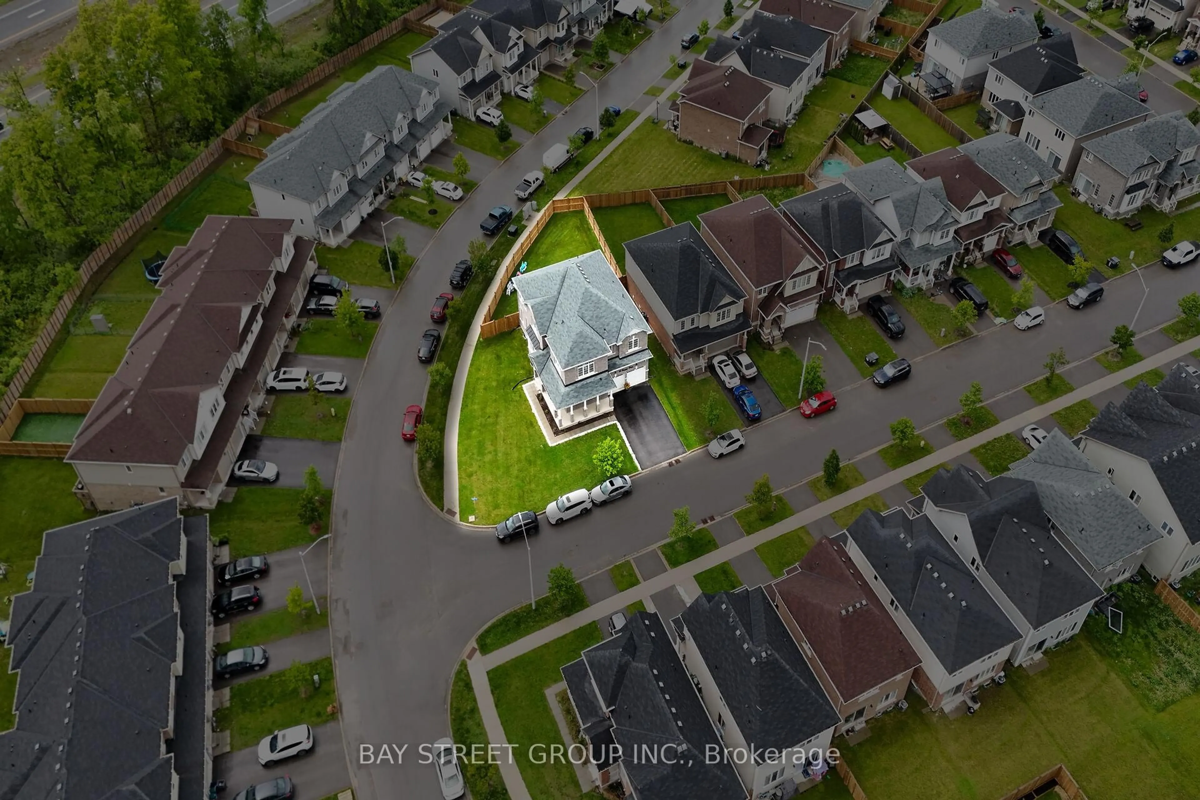 A pic from outside/outdoor area/front of a property/back of a property/a pic from drone, street for 19 Froggy Dr, Thorold Ontario L9B 0G9
