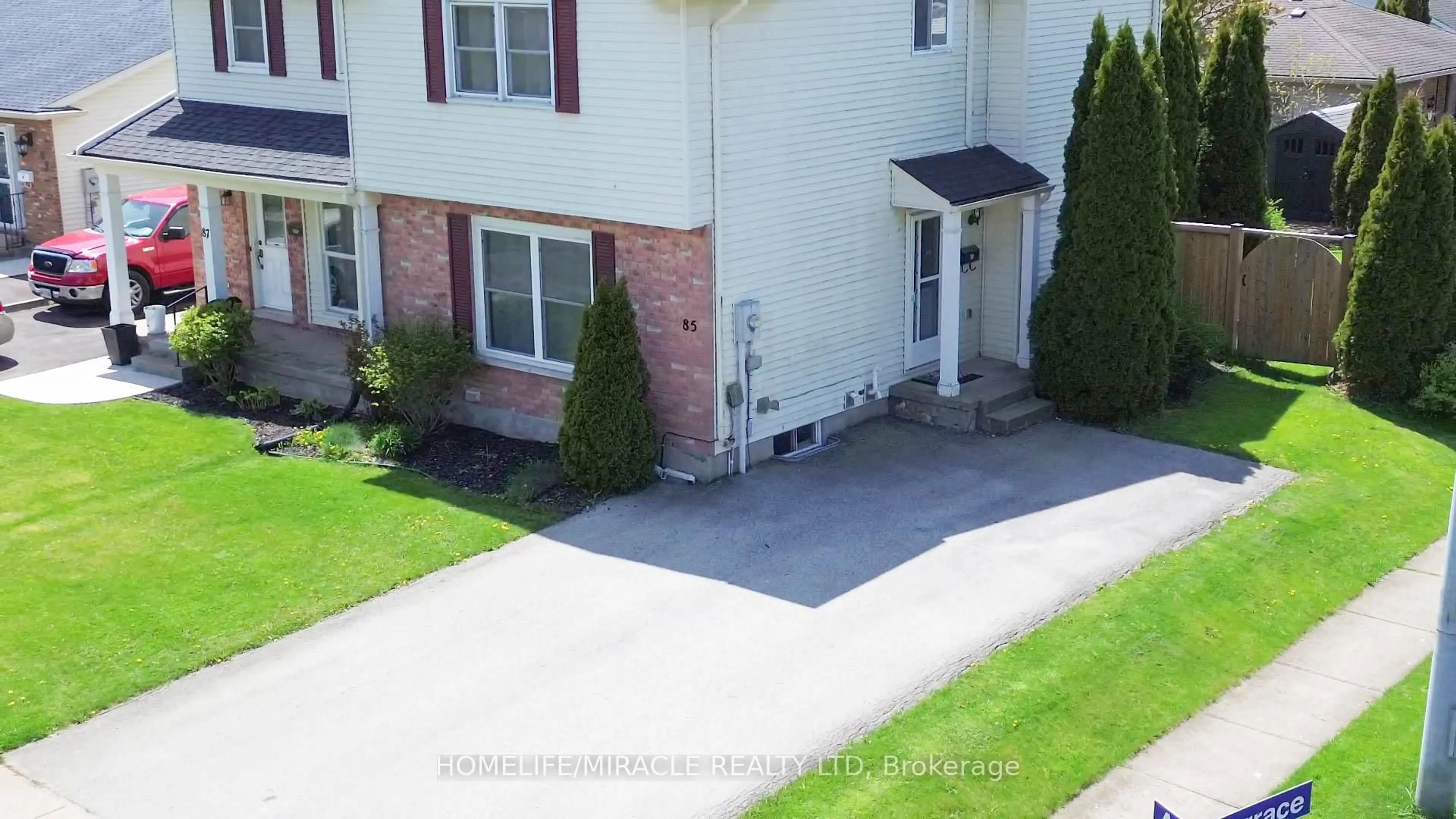 A pic from outside/outdoor area/front of a property/back of a property/a pic from drone, street for 85 Aquador Dr, Welland Ontario L3C 5S5