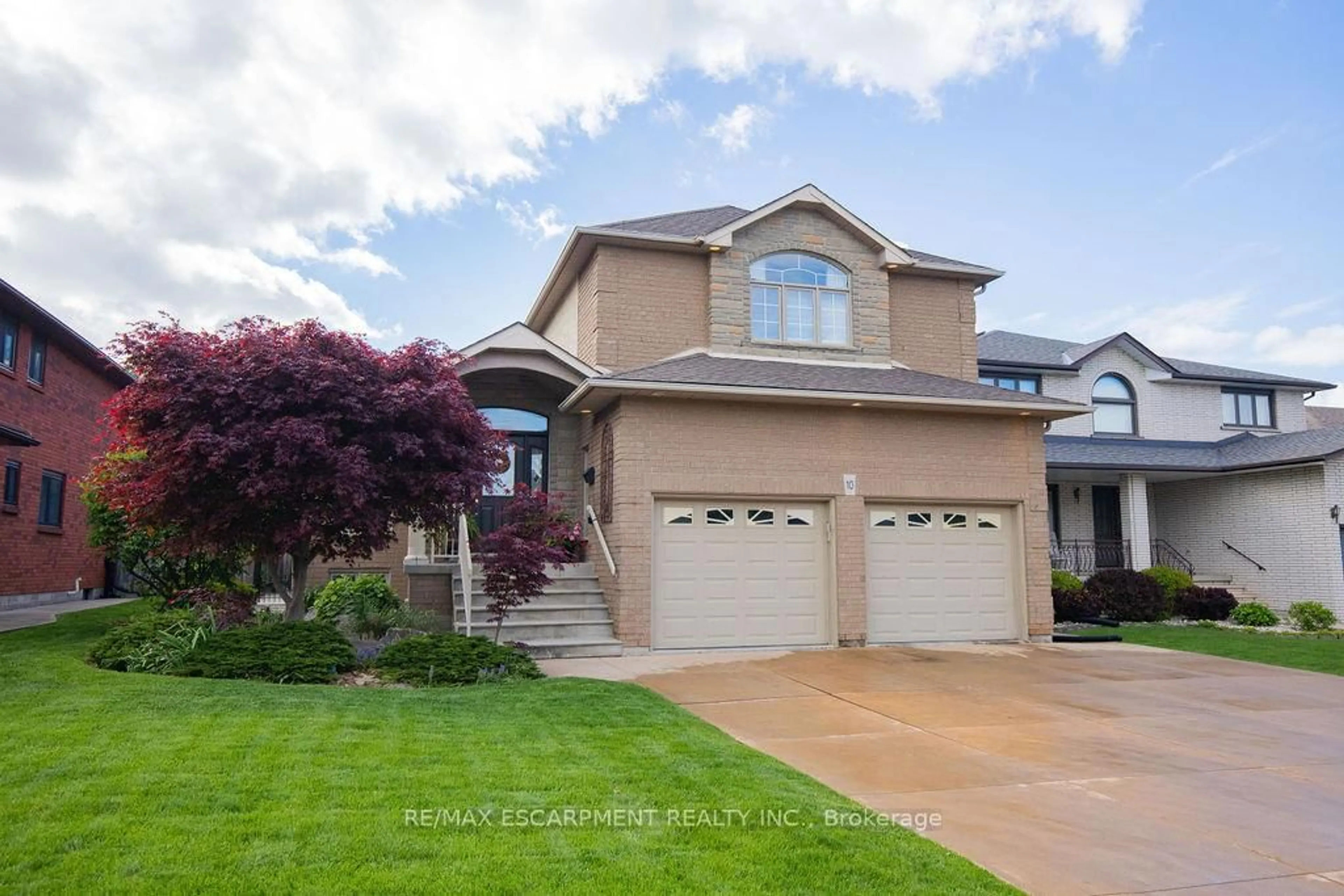 Home with vinyl exterior material, street for 10 Shadeland Cres, Hamilton Ontario L8G 4Y5