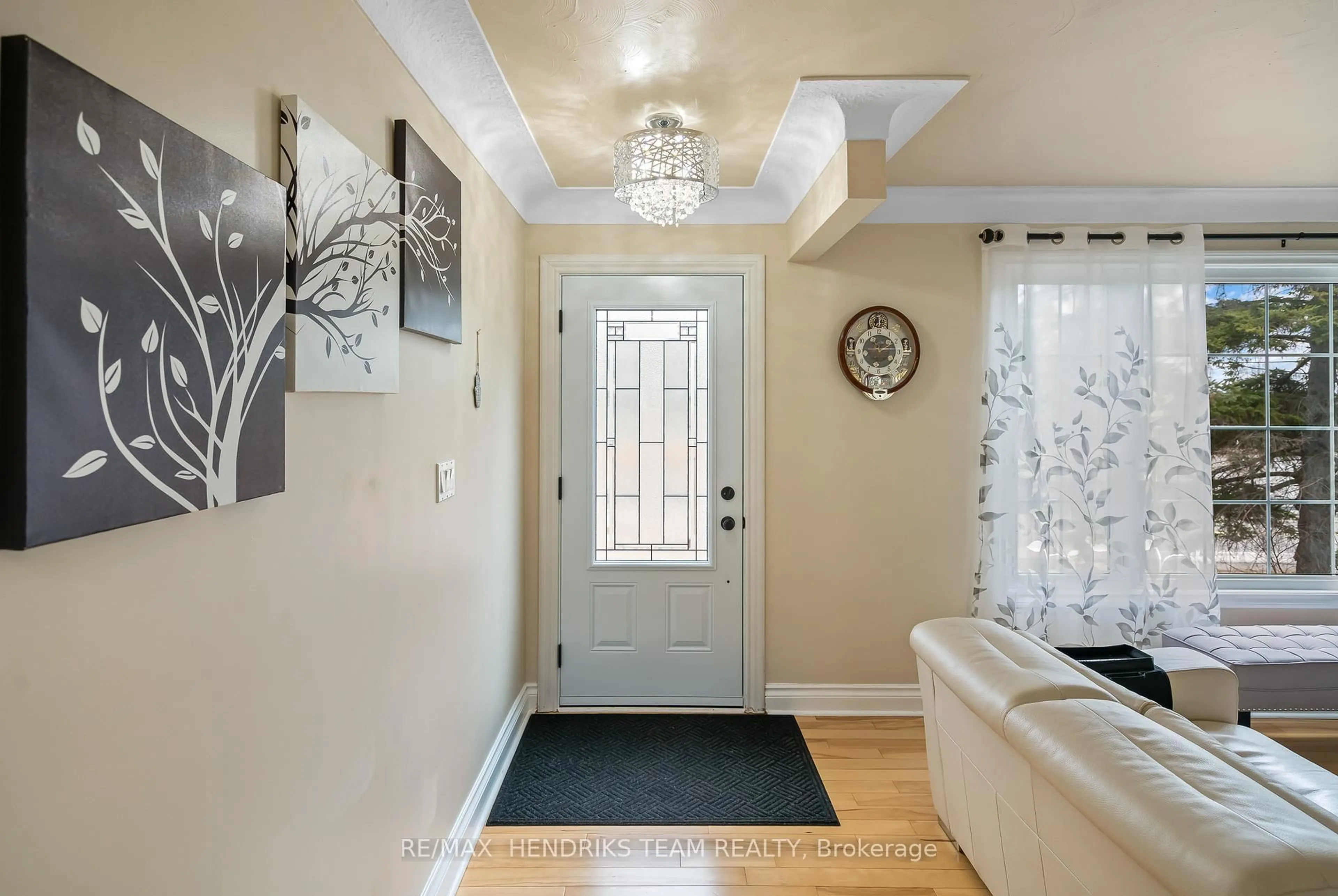 Indoor entryway for 415 RIVERSIDE Dr, Welland Ontario L3C 5E8