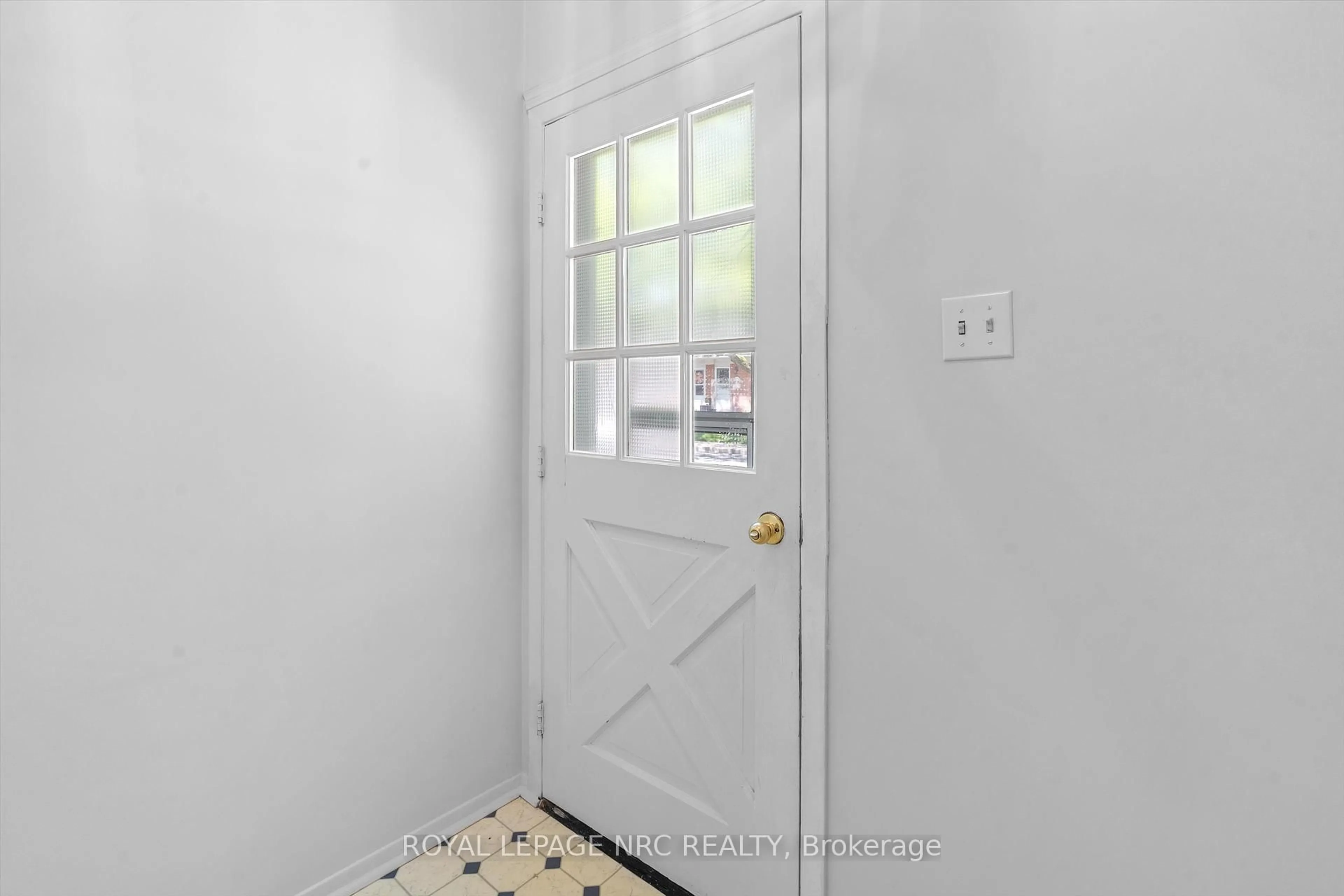 Indoor entryway for 185 Denistoun St #14, Welland Ontario L3C 6J6