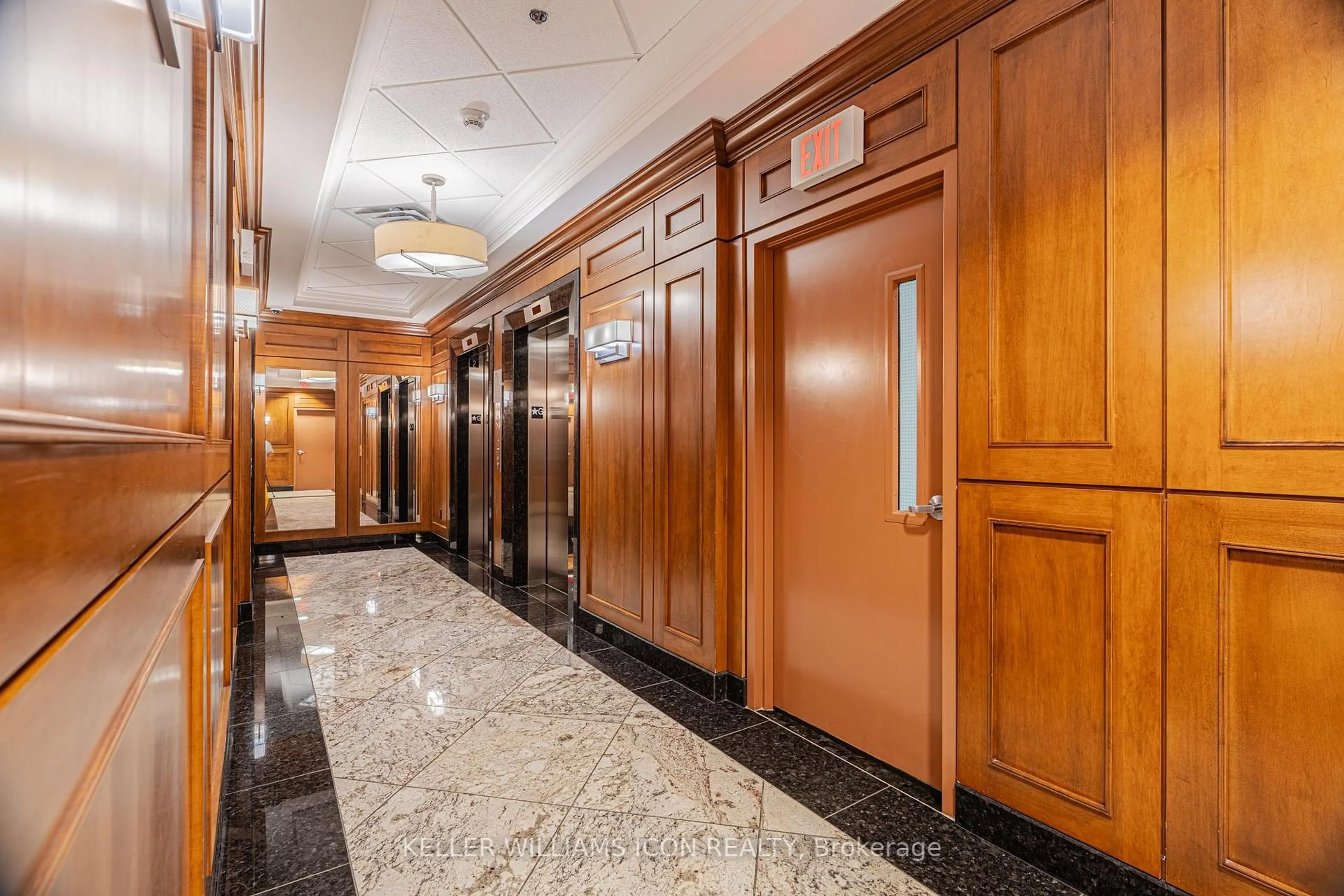 Indoor foyer for 195 Besserer St #1907, Ottawa Ontario K1N 0B6