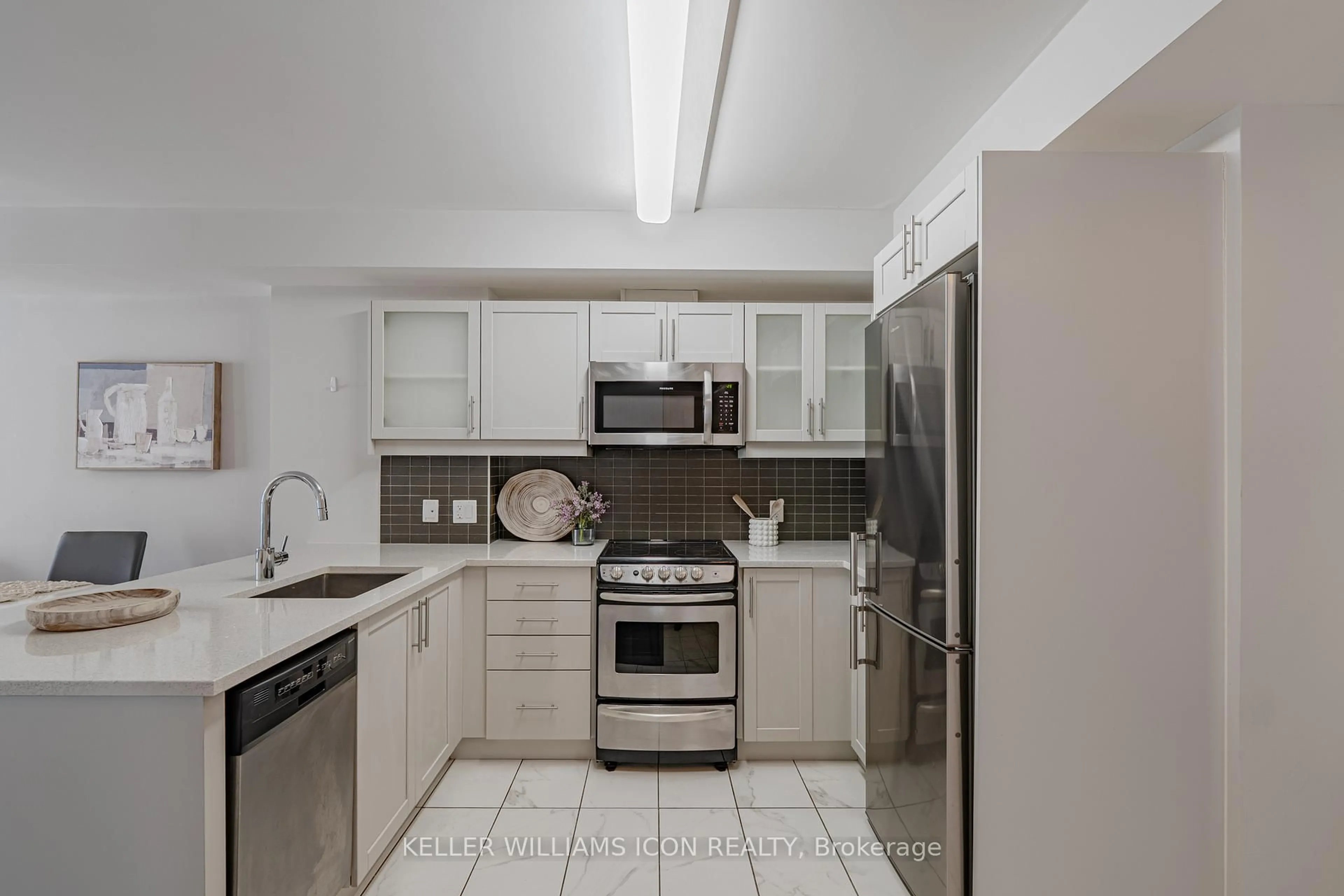 Standard kitchen, ceramic/tile floor for 195 Besserer St #1907, Ottawa Ontario K1N 0B6