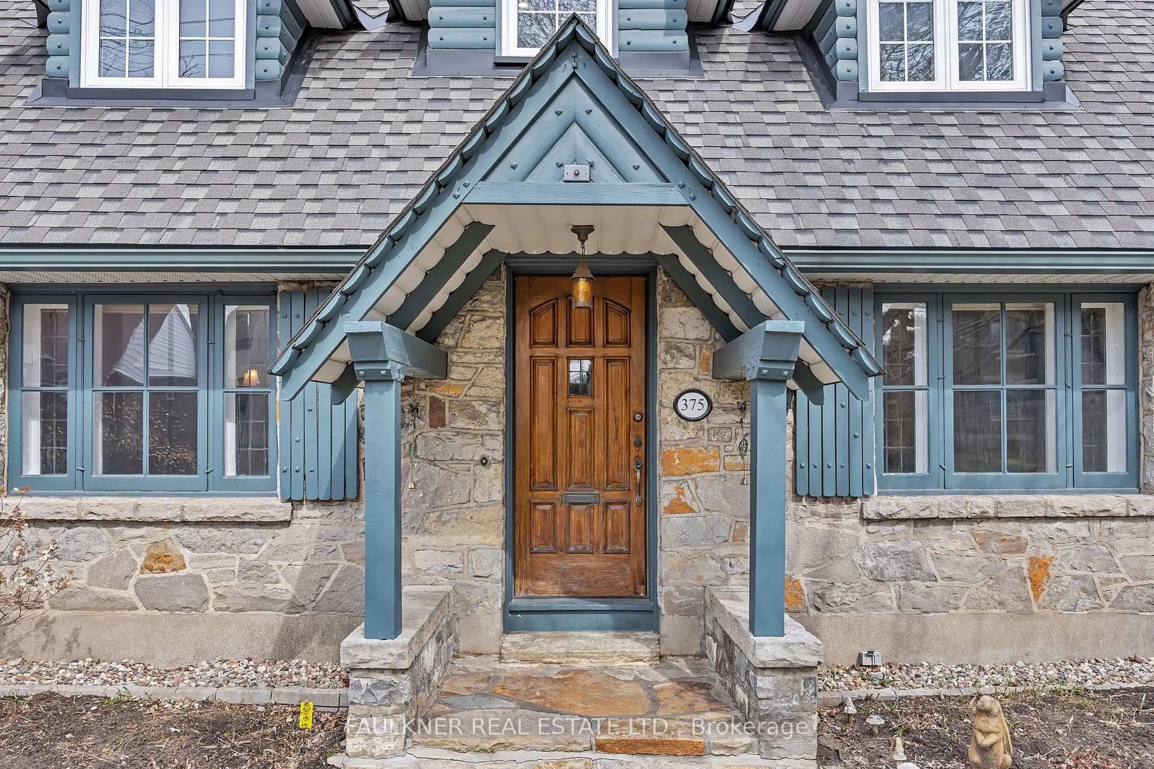 Indoor entryway for 375 Hamilton Ave, Ottawa Ontario K1Y 1C8