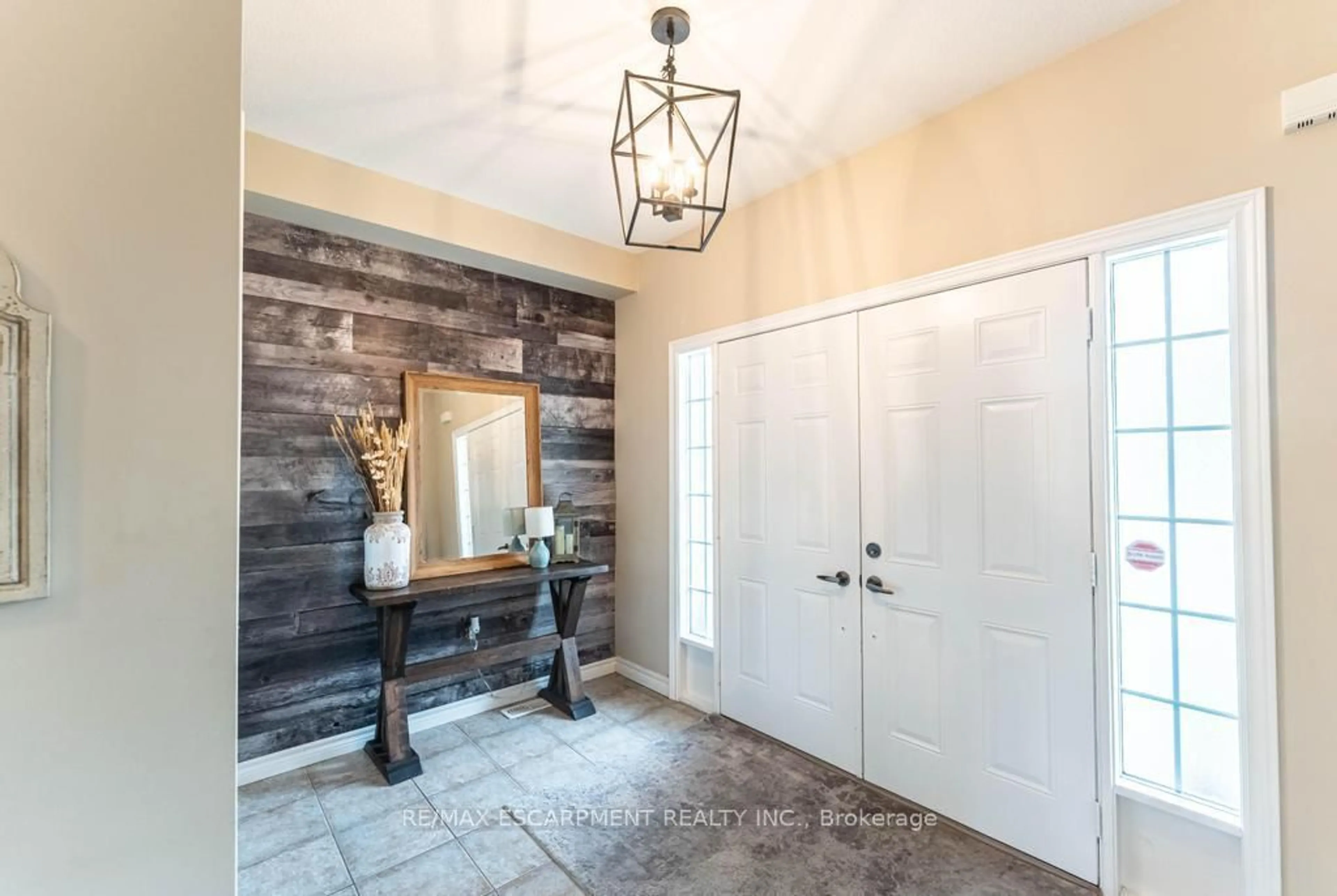 Indoor entryway for 127 Garinger Cres, Hamilton Ontario L0R 1C0