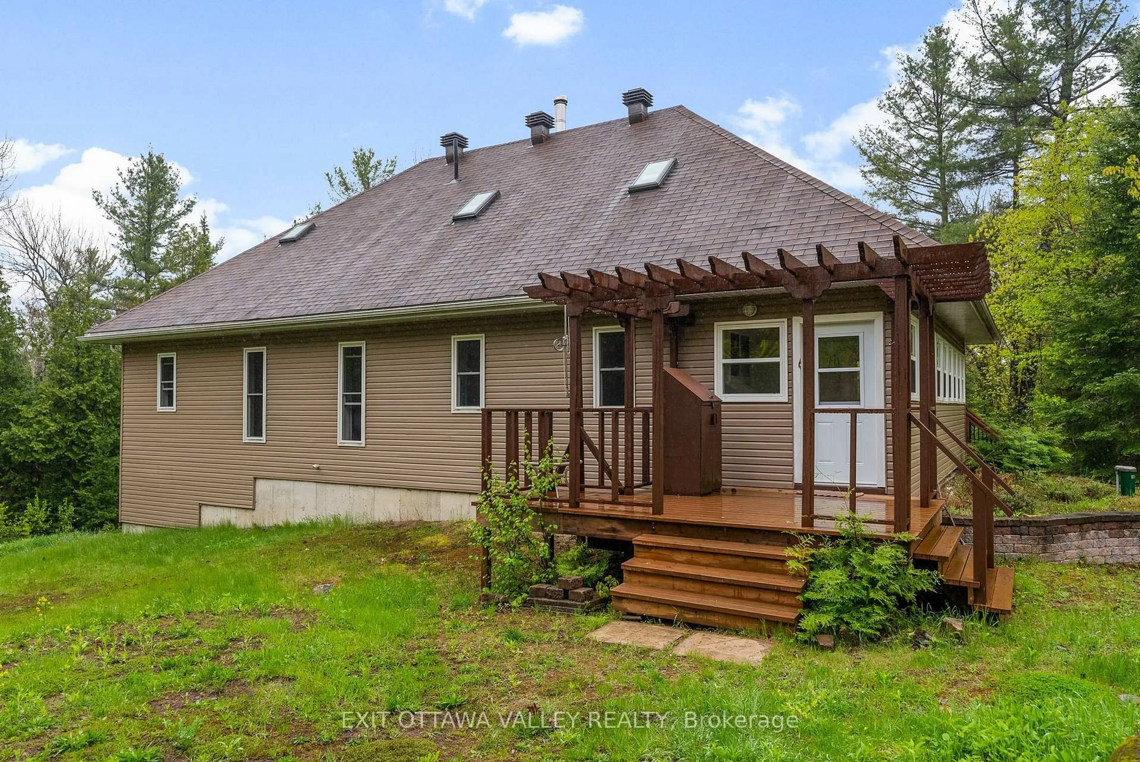 Home with vinyl exterior material, unknown for 28084 Highway 41 N/A, Dacre Ontario K0J 1N0