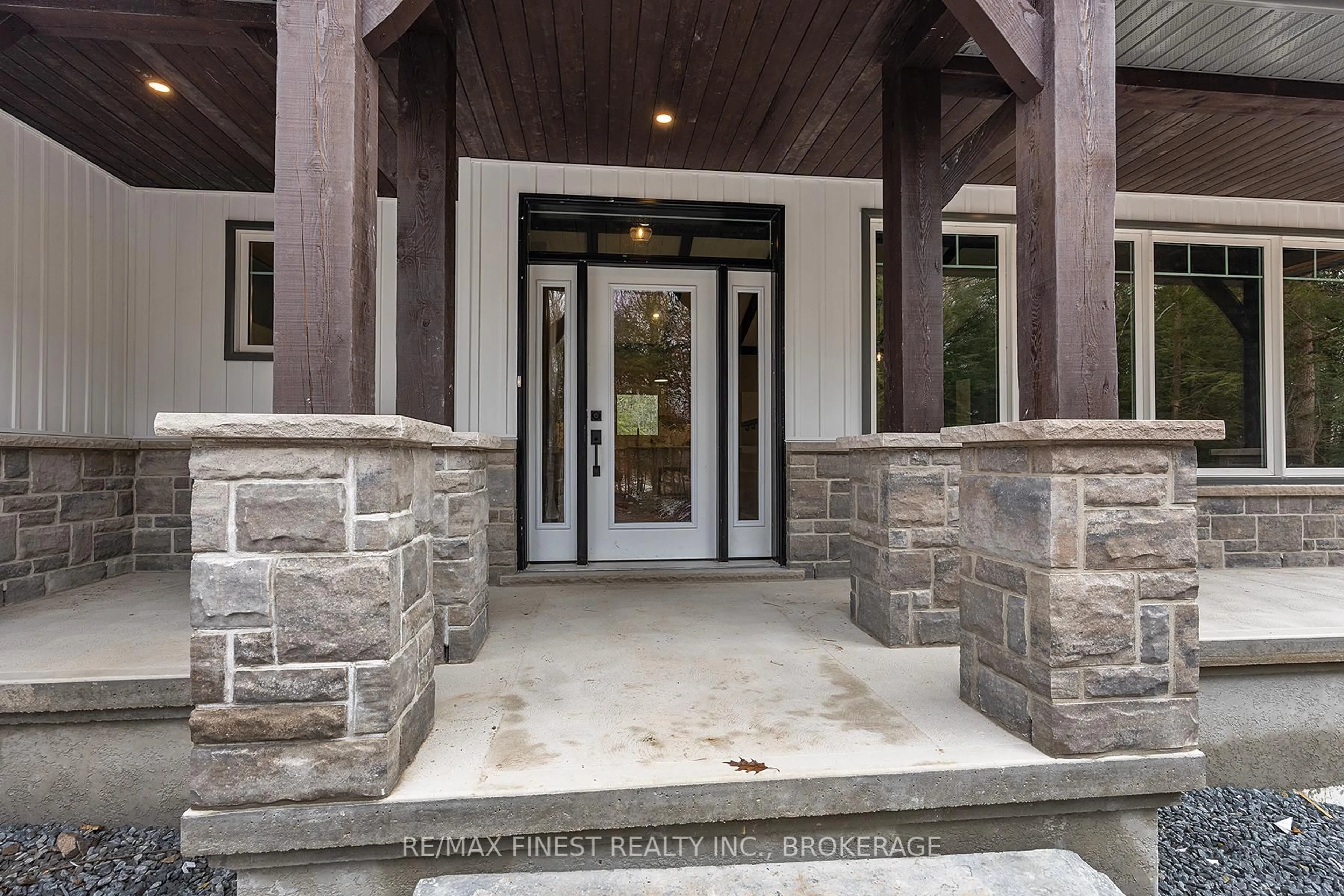 Indoor entryway for 3344 Holleford Rd, Hartington Ontario K0H 1W0