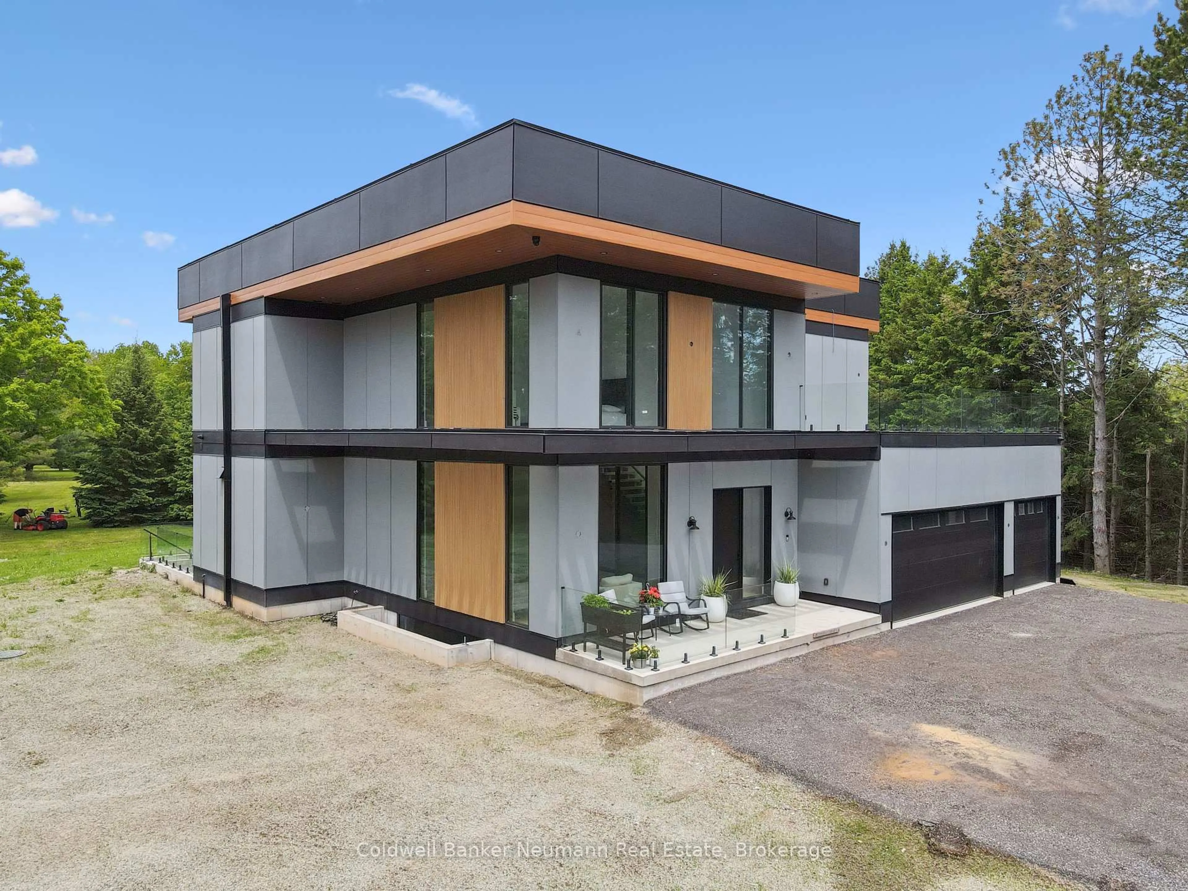 Home with brick exterior material, building for 7638 Wellington Road 34 Rd, Puslinch Ontario N0B 2J0