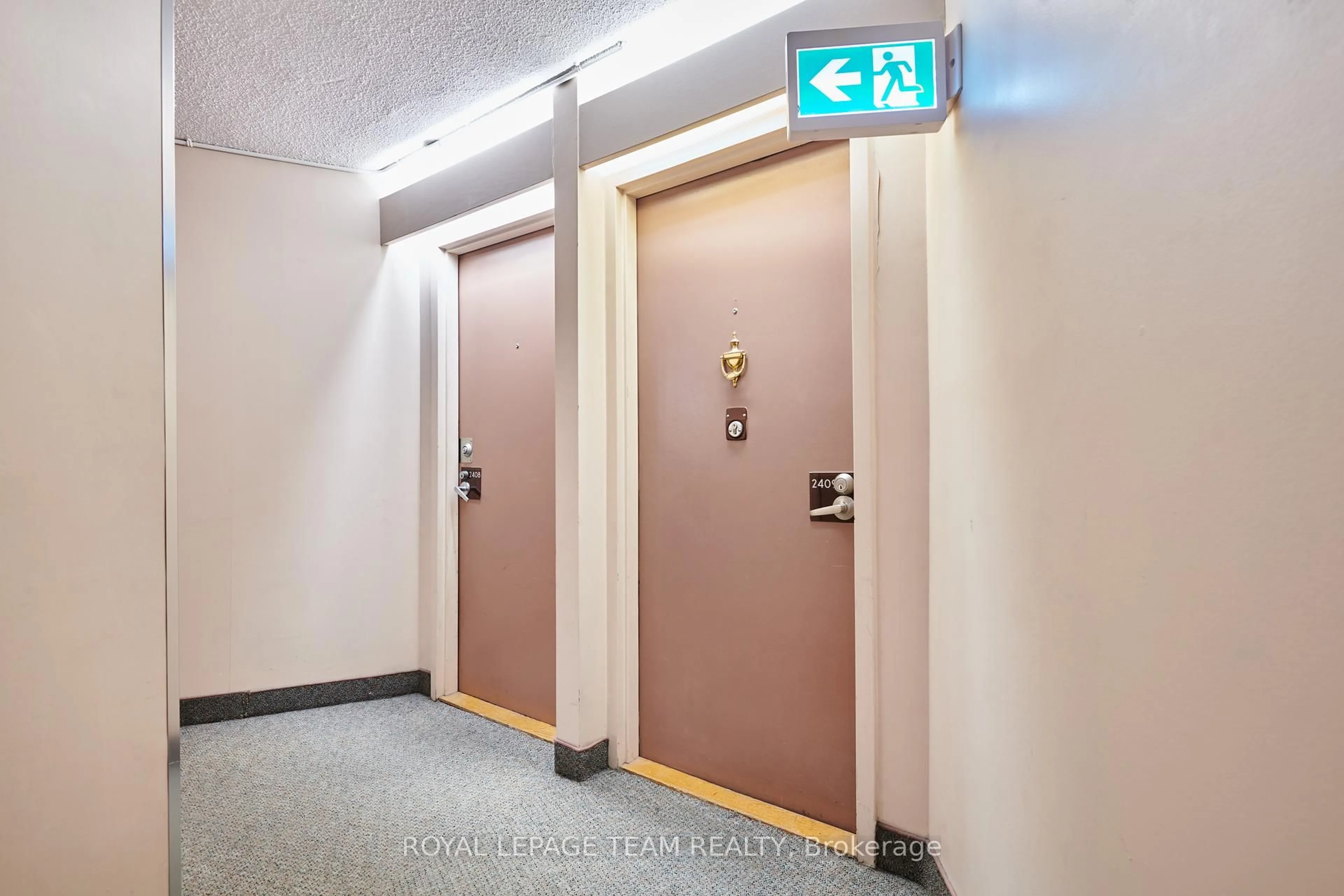Indoor foyer for 900 Dynes Rd #2409, Ottawa Ontario K2C 3L6