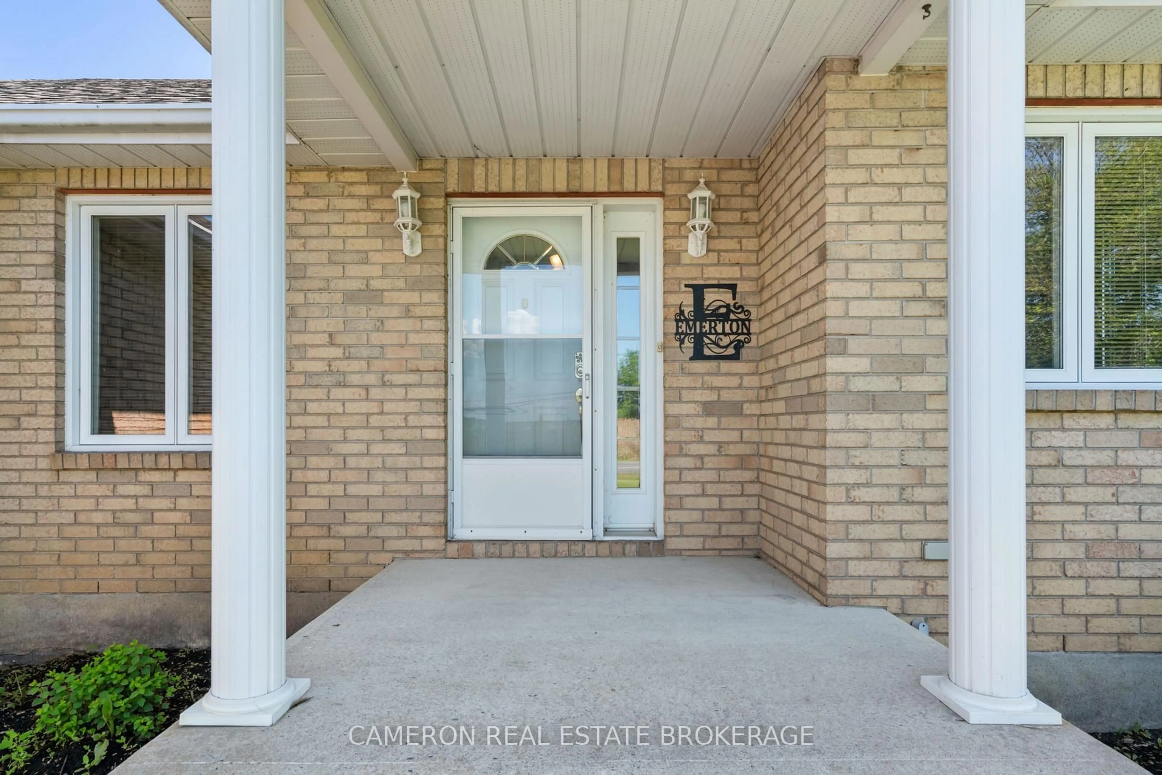 Indoor entryway for 18614 County 2 Rd, South Glengarry Ontario K6H 5R5