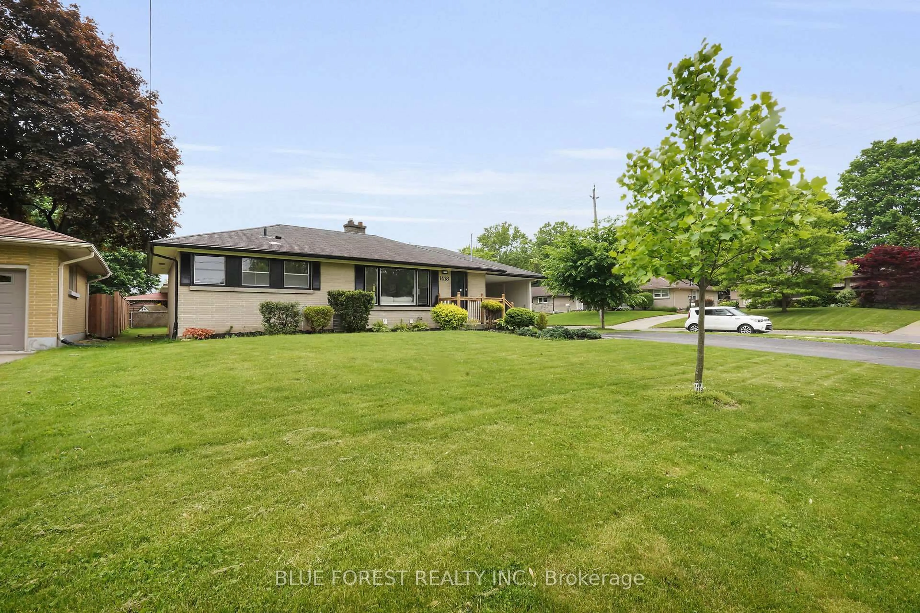 A pic from outside/outdoor area/front of a property/back of a property/a pic from drone, unknown for 1418 Woodbine St, London South Ontario N6K 1Y5