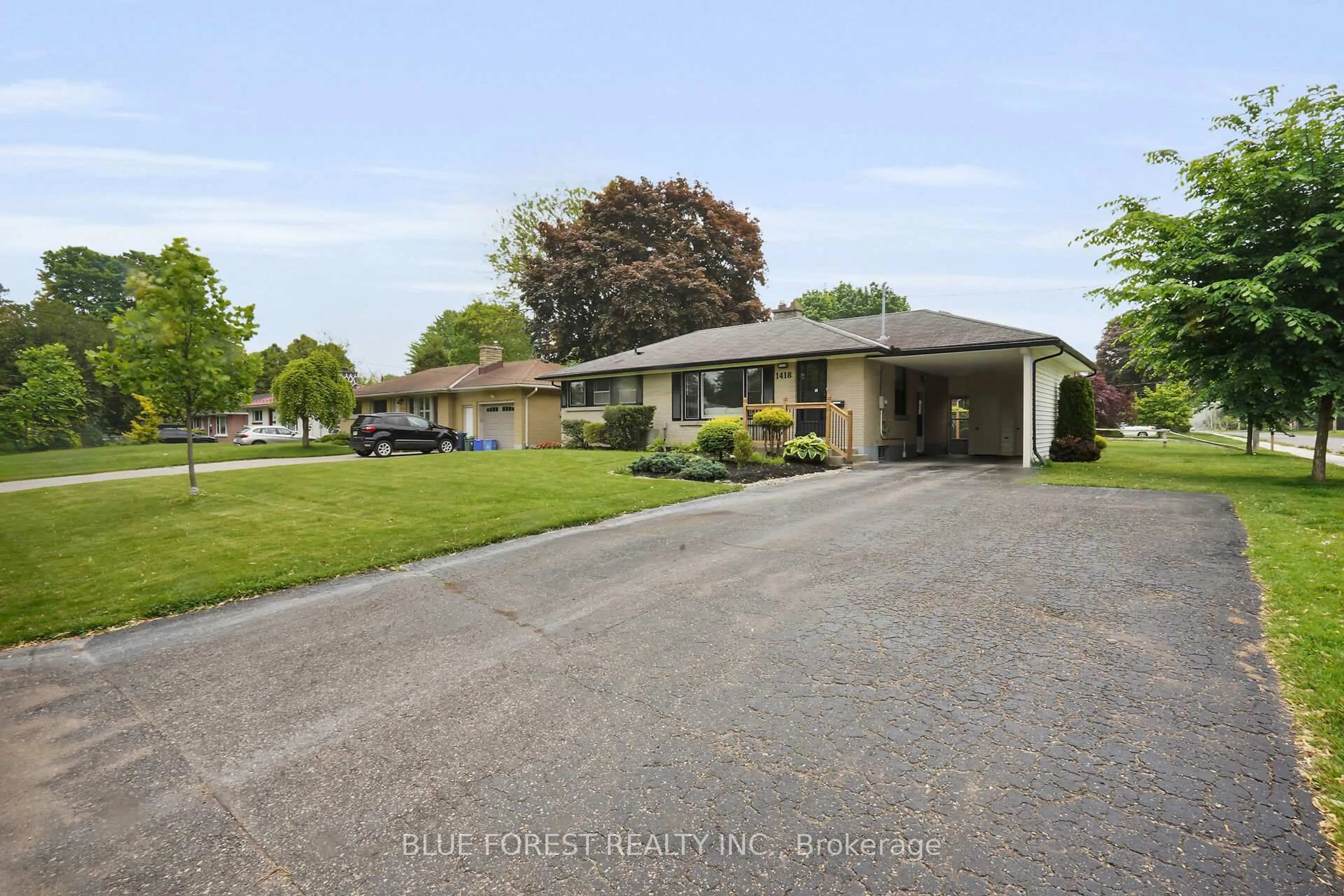 A pic from outside/outdoor area/front of a property/back of a property/a pic from drone, street for 1418 Woodbine St, London South Ontario N6K 1Y5