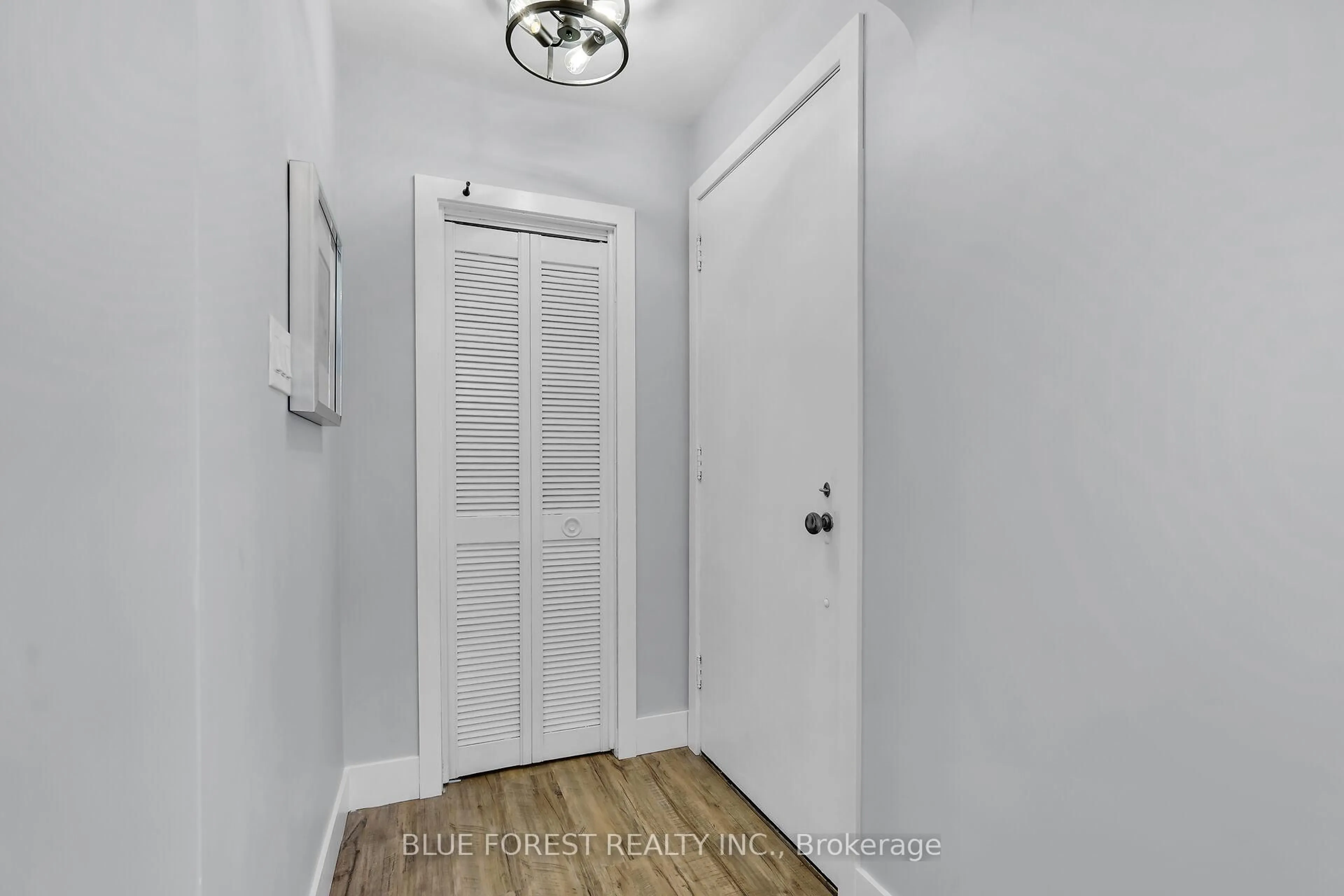 Indoor entryway for 1418 Woodbine St, London South Ontario N6K 1Y5