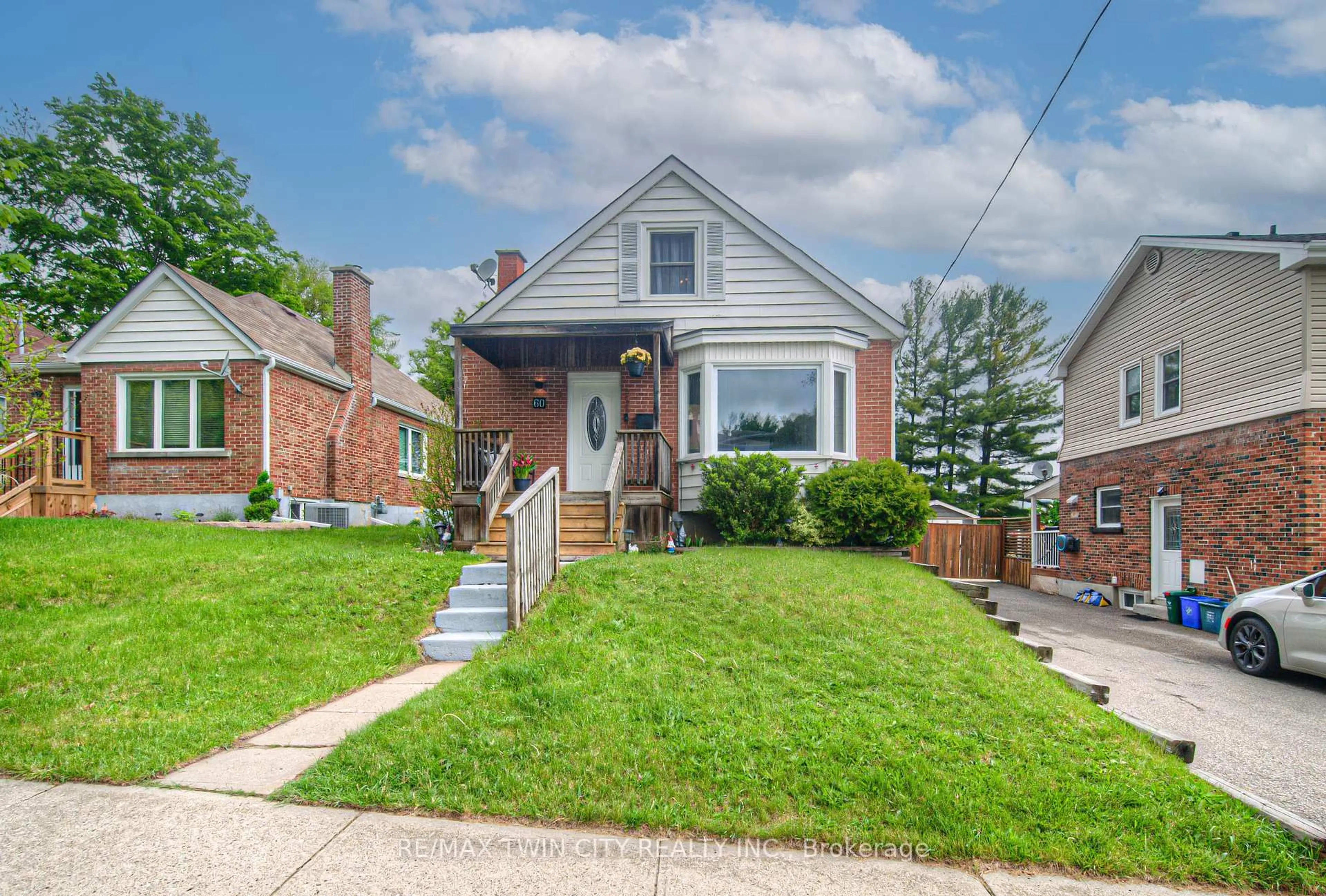 Home with brick exterior material, street for 60 Second Ave, Cambridge Ontario N1S 2C3