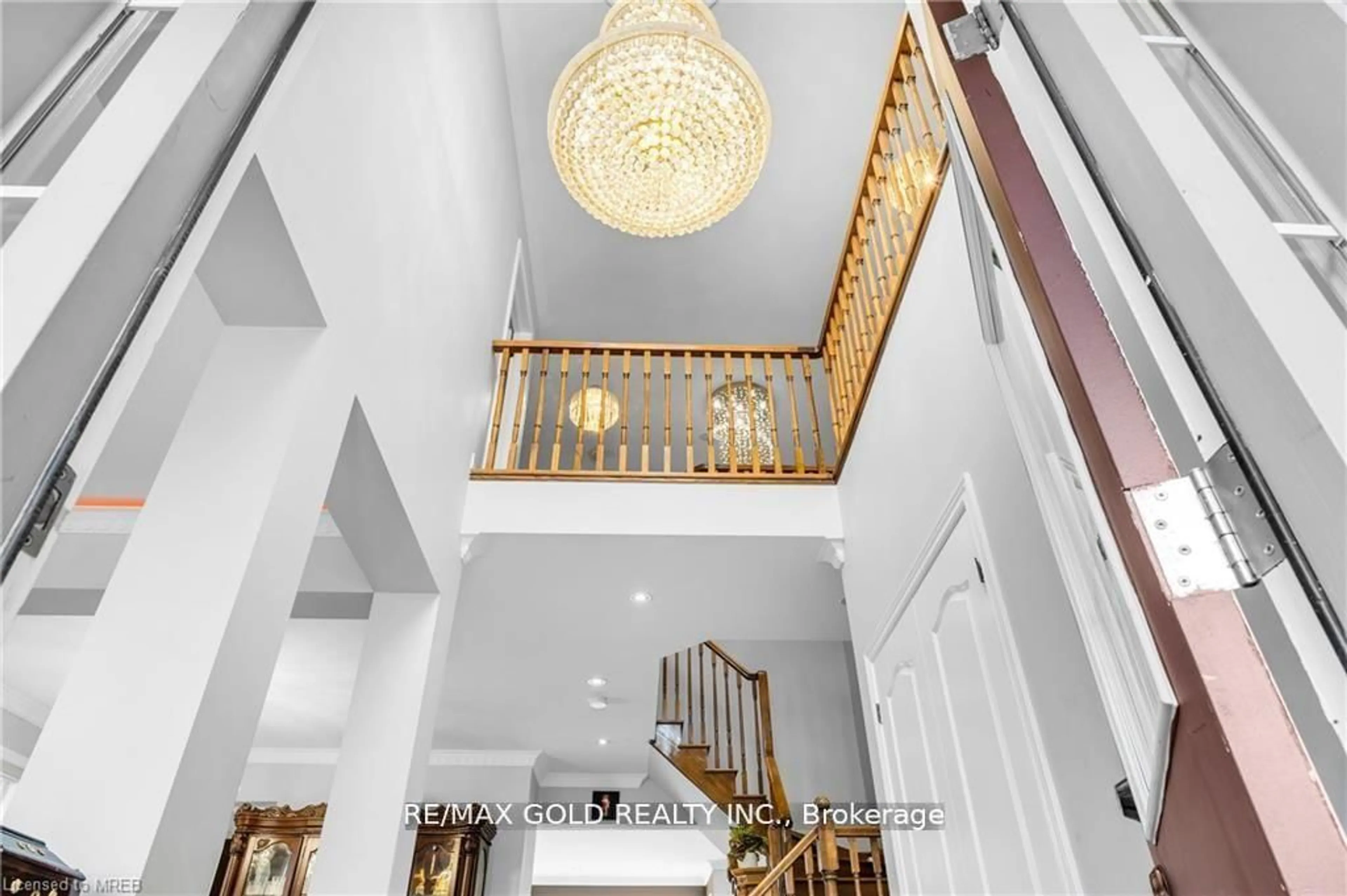 Indoor foyer for 6294 St. Michael Ave, Niagara Falls Ontario L2H 0C7
