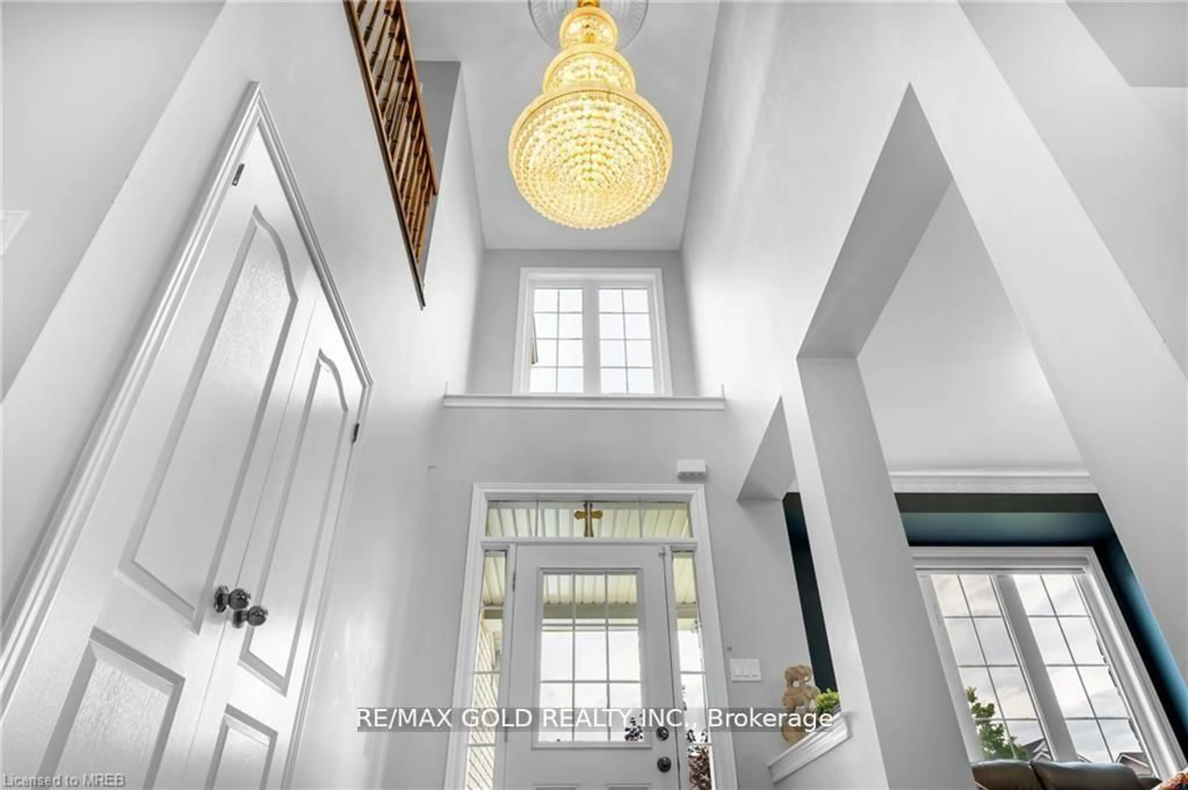 Indoor foyer for 6294 St. Michael Ave, Niagara Falls Ontario L2H 0C7