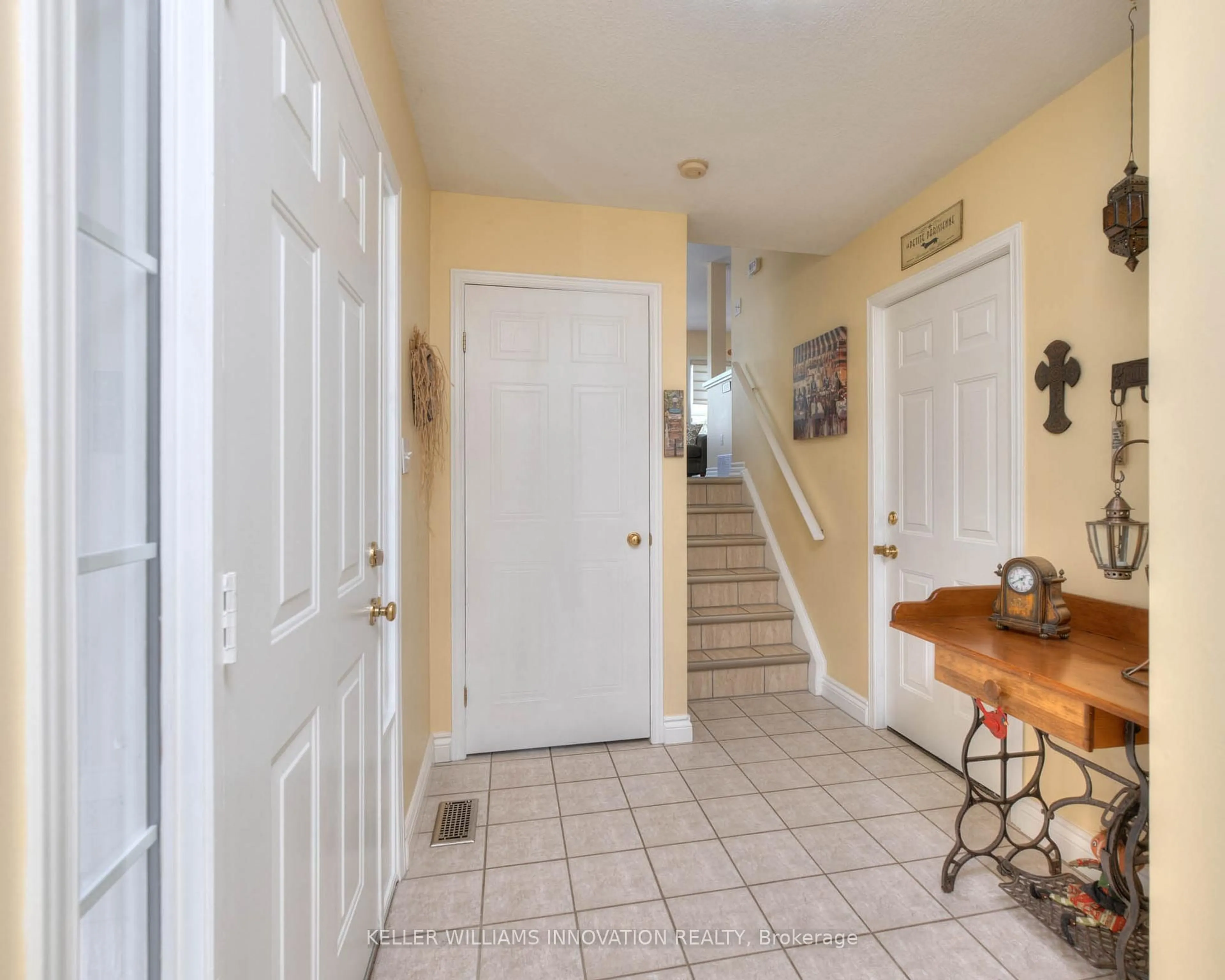 Indoor entryway for 185 Highland Cres #6, Kitchener Ontario N2M 5P8