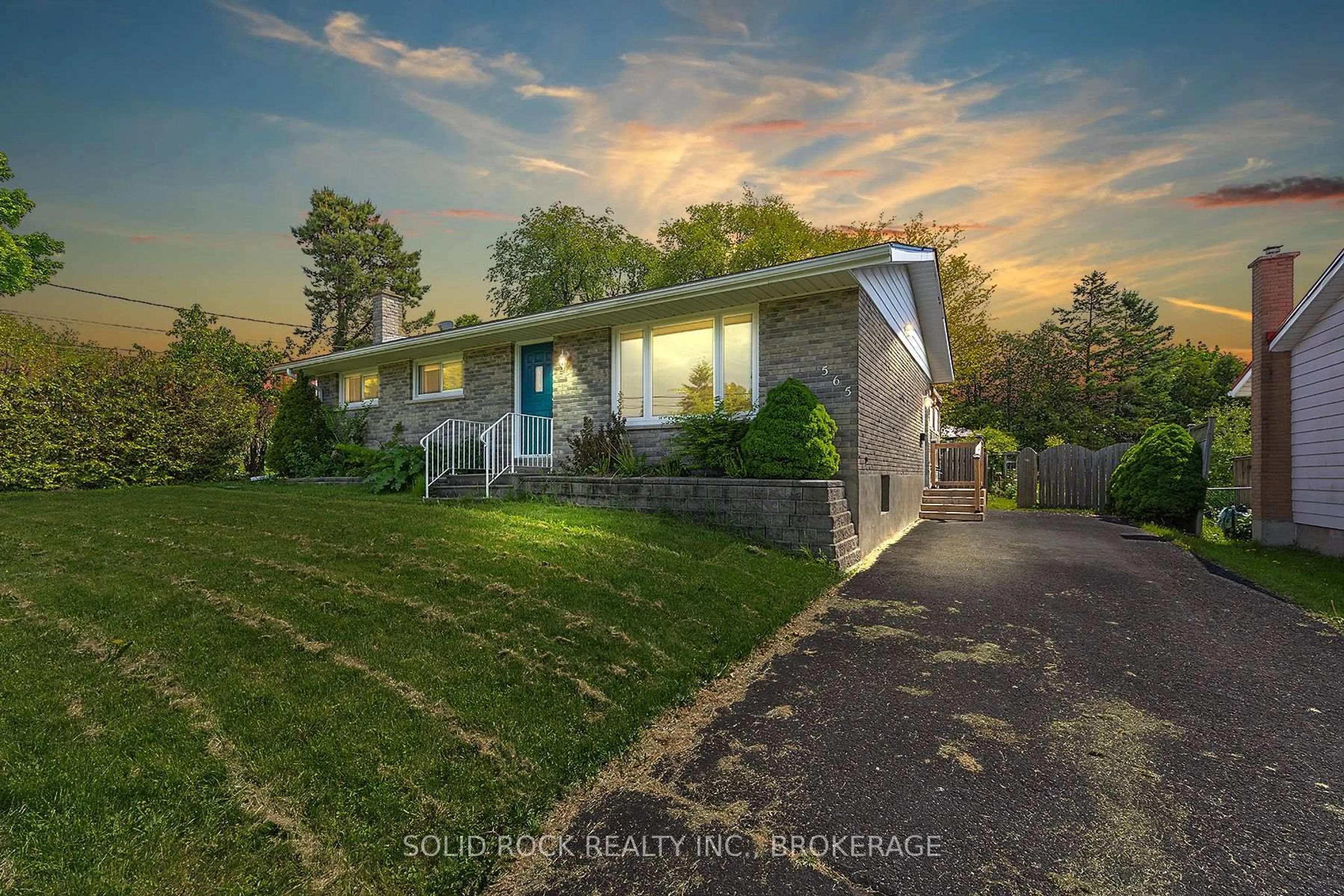 A pic from outside/outdoor area/front of a property/back of a property/a pic from drone, street for 565 Queen St, Gananoque Ontario K7G 2A9