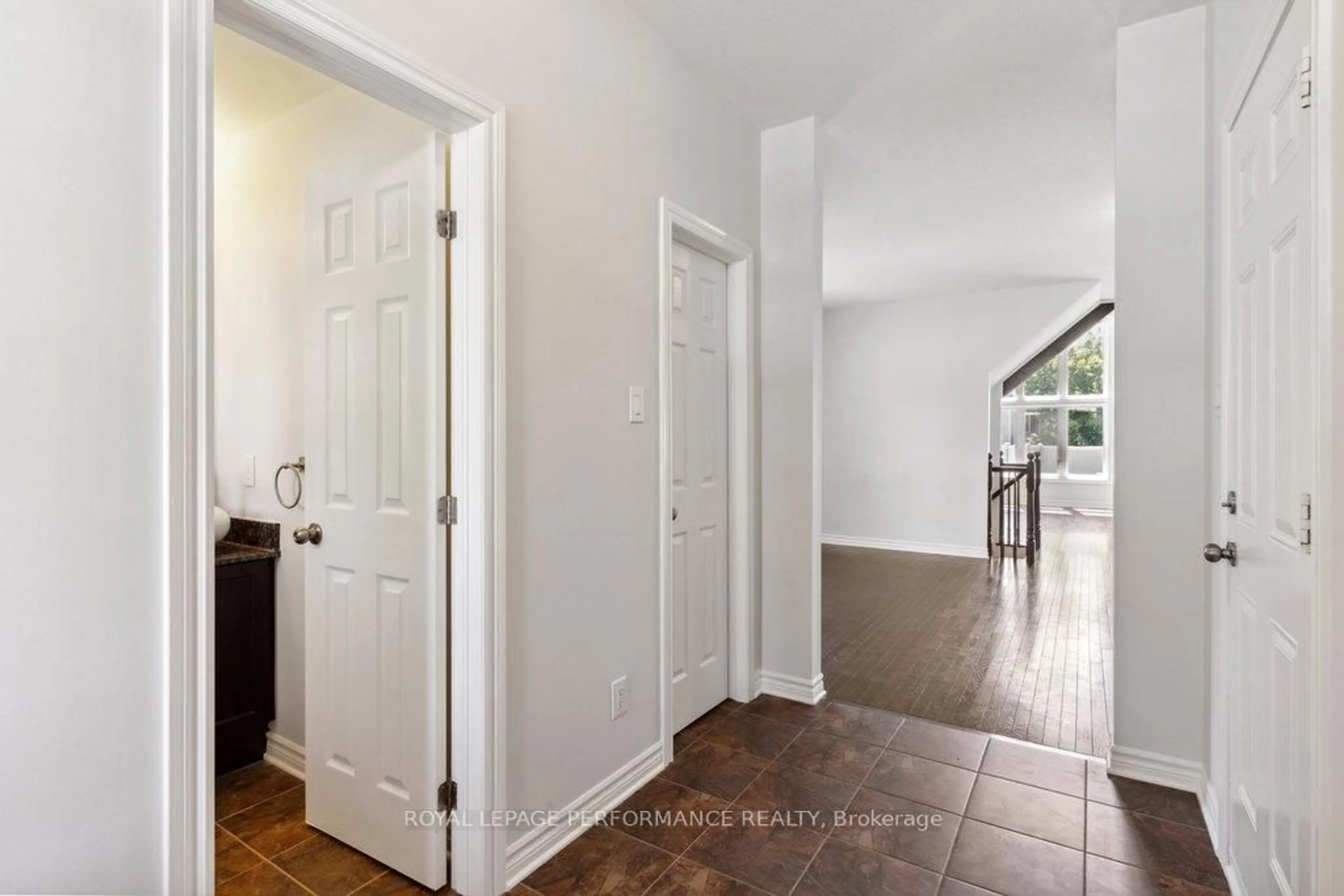 Indoor entryway for 941 Rotary Way, Ottawa Ontario K1T 0L2