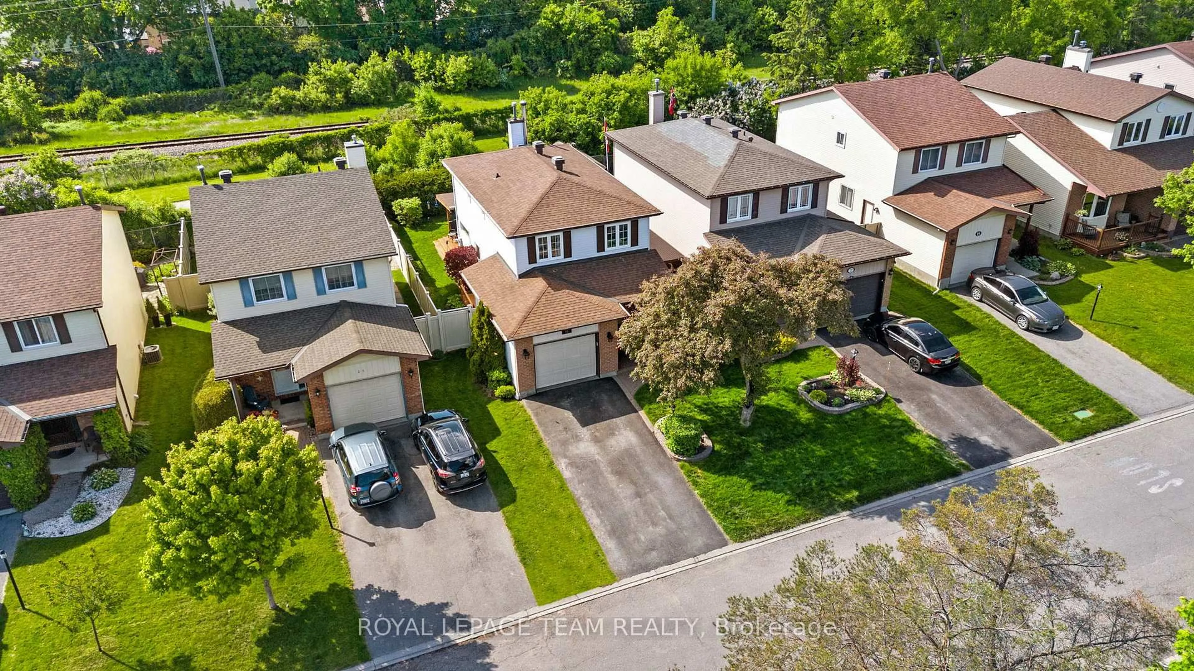 A pic from outside/outdoor area/front of a property/back of a property/a pic from drone, street for 23 Glacier St, Ottawa Ontario K2J 2M7