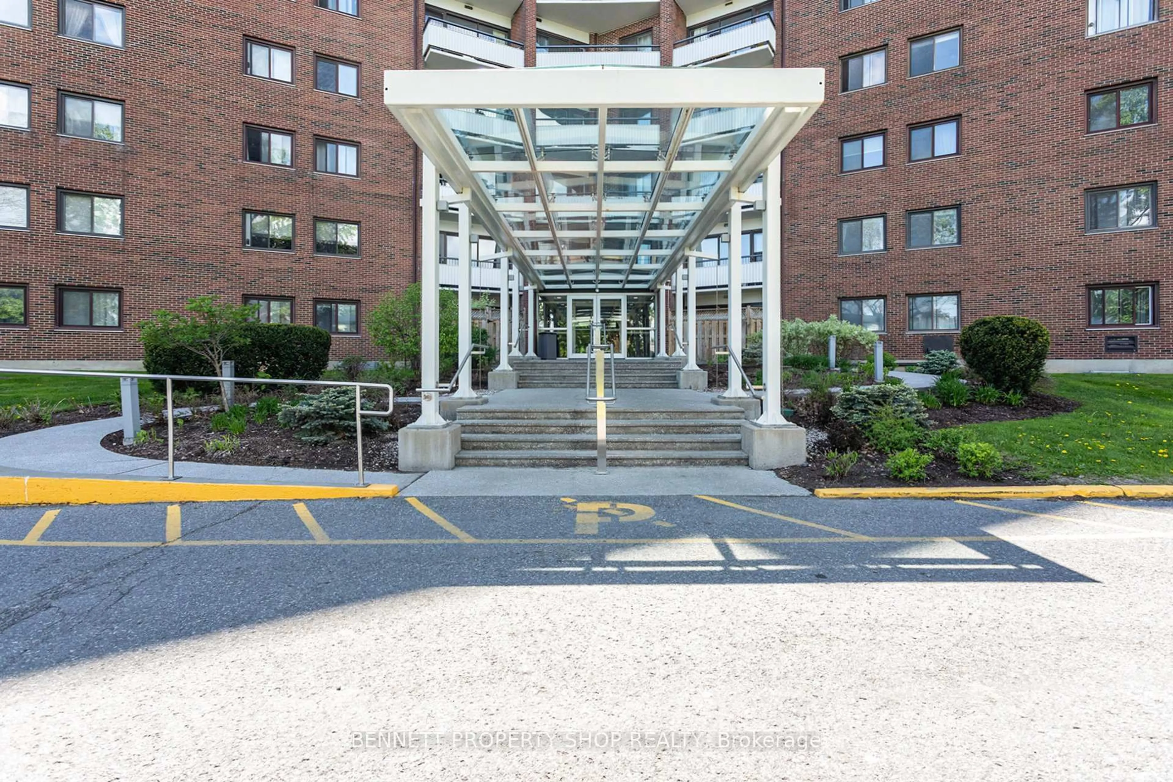 Indoor foyer for 20 Chesterton Dr #312, Ottawa Ontario K2E 6Z7