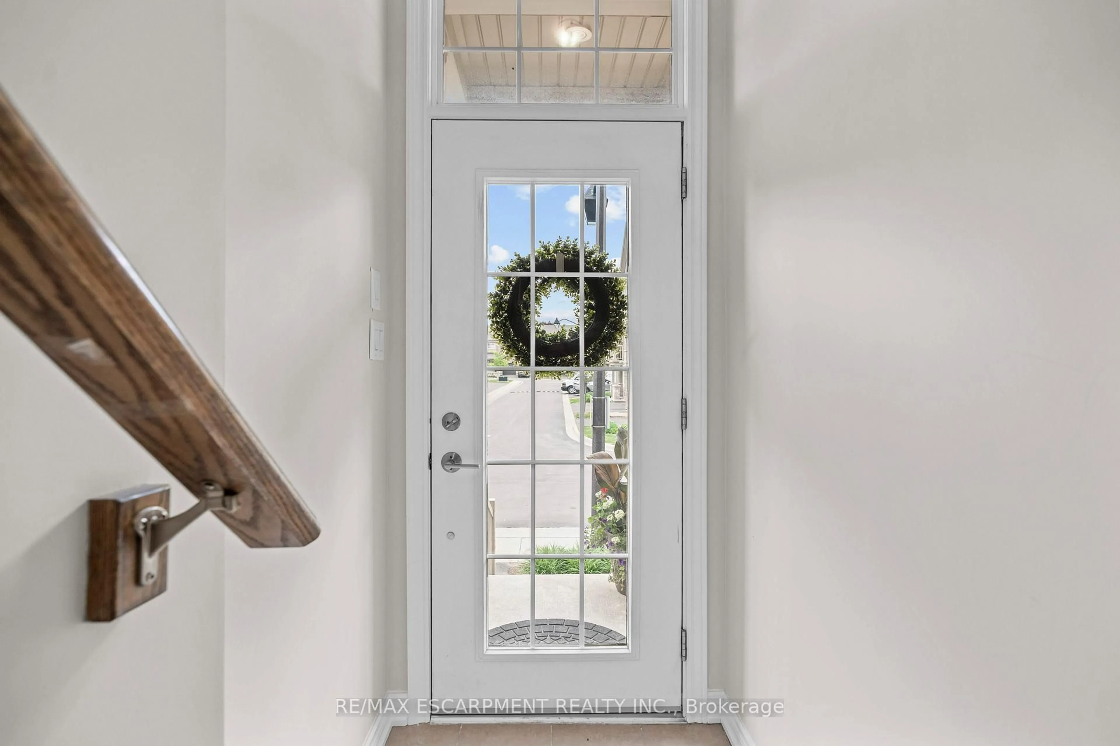 Indoor entryway for 215 Dundas St #53, Hamilton Ontario L8B 0X1